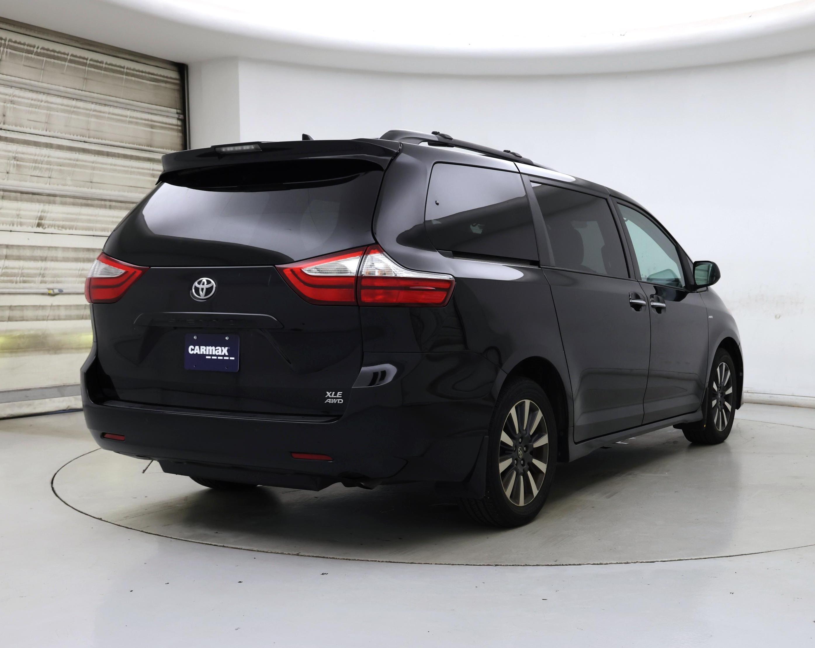 Thumbnail: 2018 Toyota Sienna - 8
