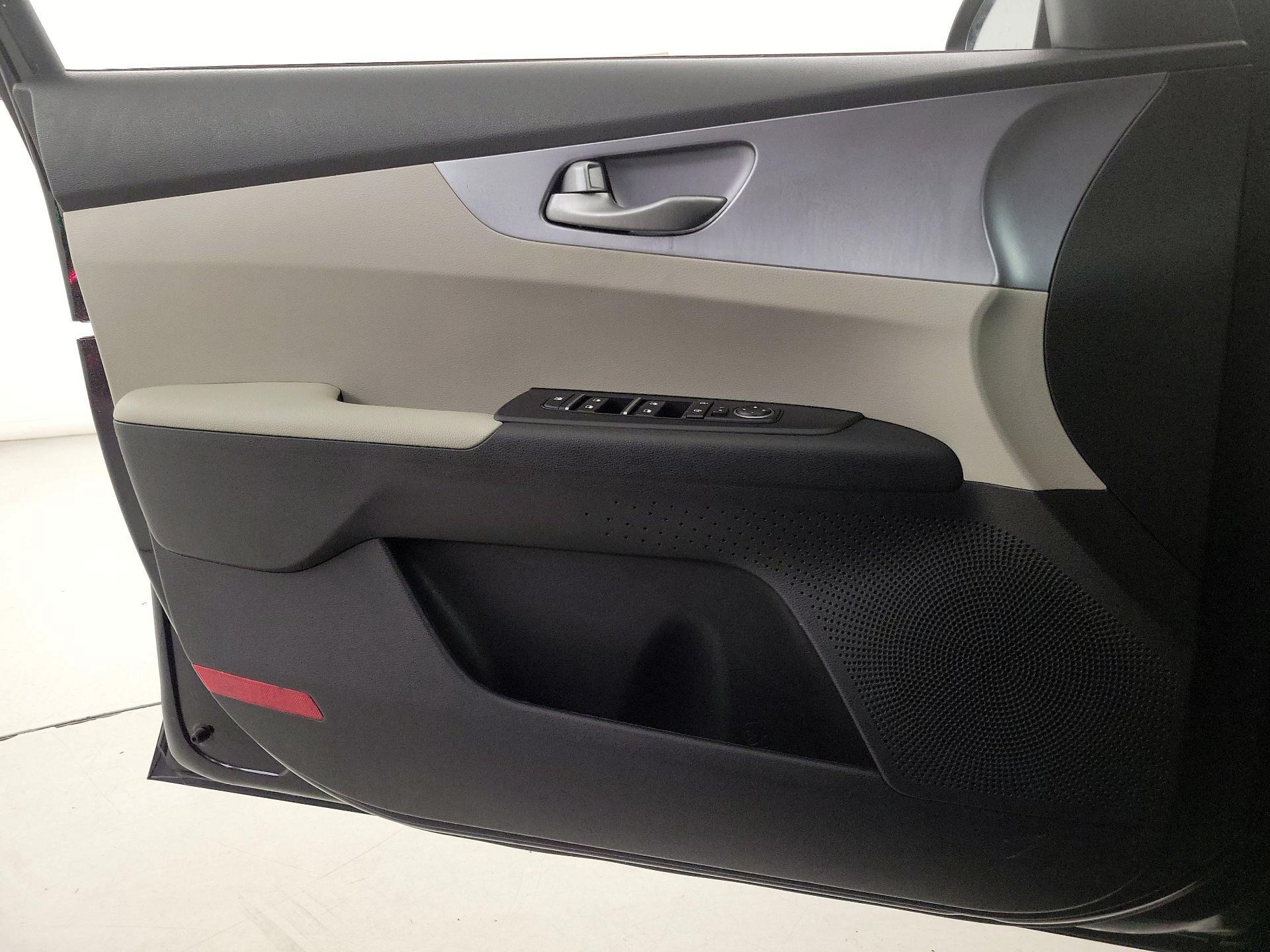 Thumbnail: 2022 Kia Forte - 12