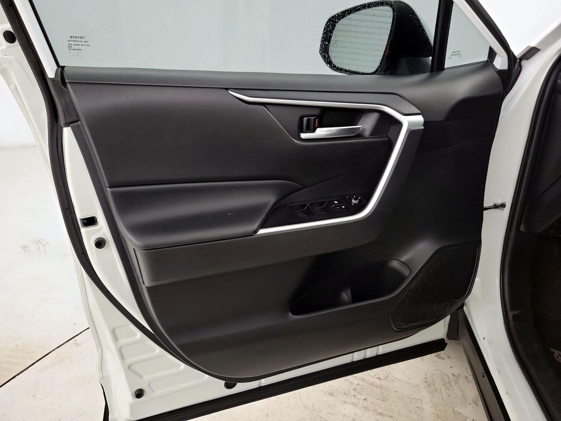 Thumbnail: 2020 Toyota RAV4 - 12