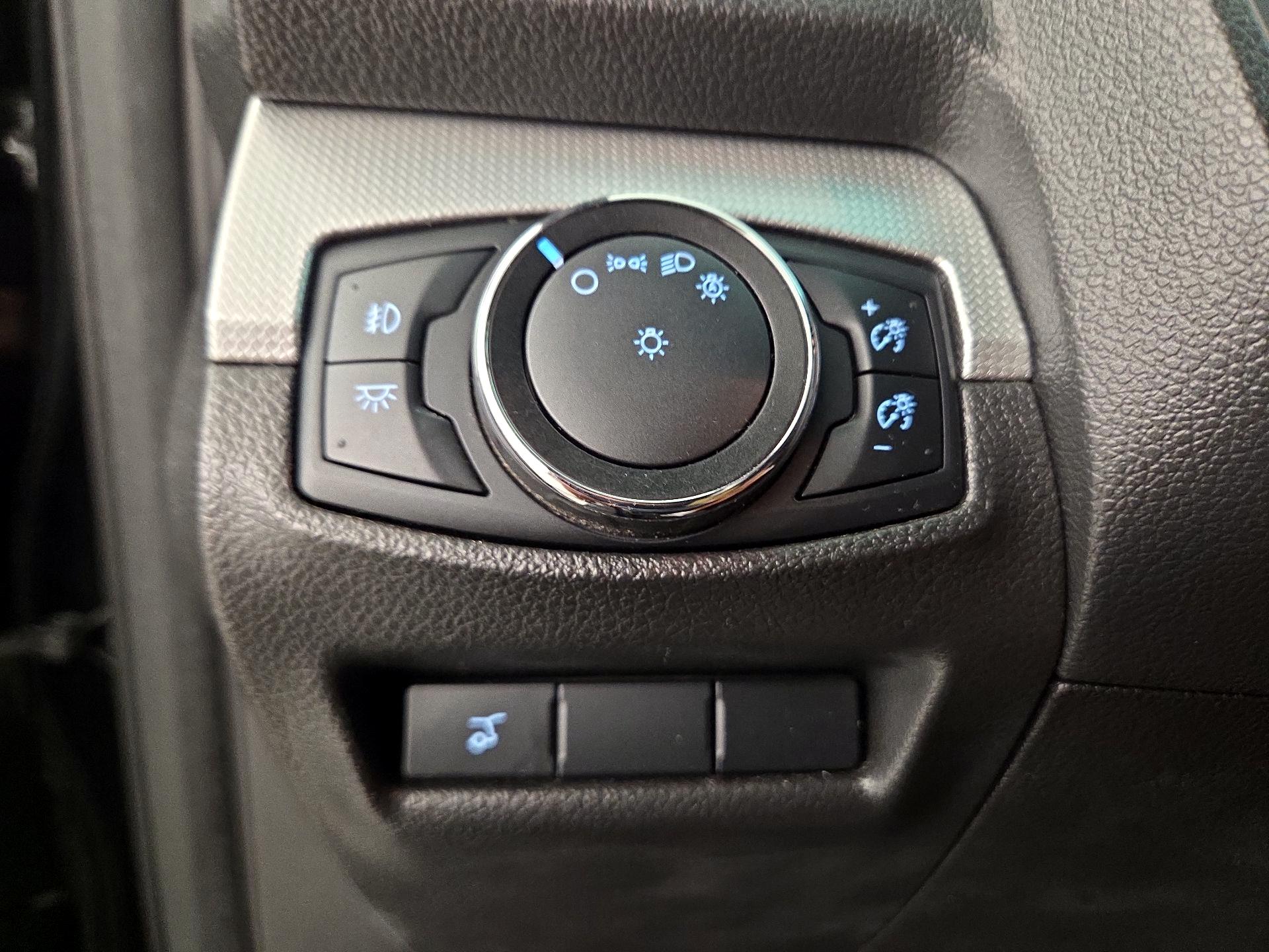 Thumbnail: 2015 Ford Explorer - 13