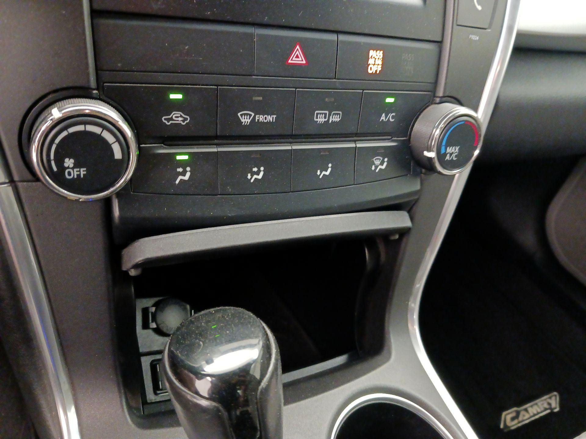Thumbnail: 2015 Toyota Camry - 16