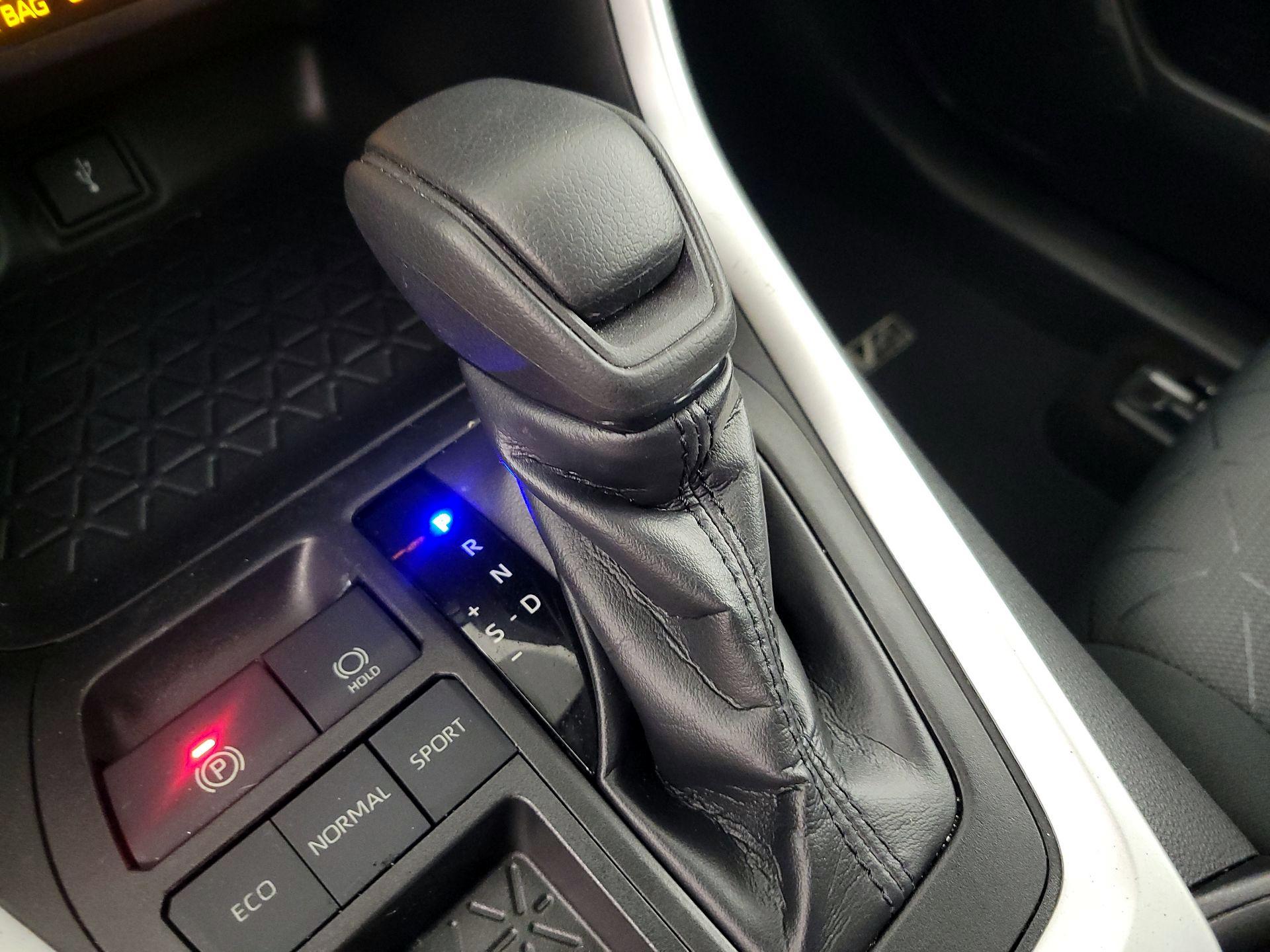 Thumbnail: 2021 Toyota RAV4 - 17