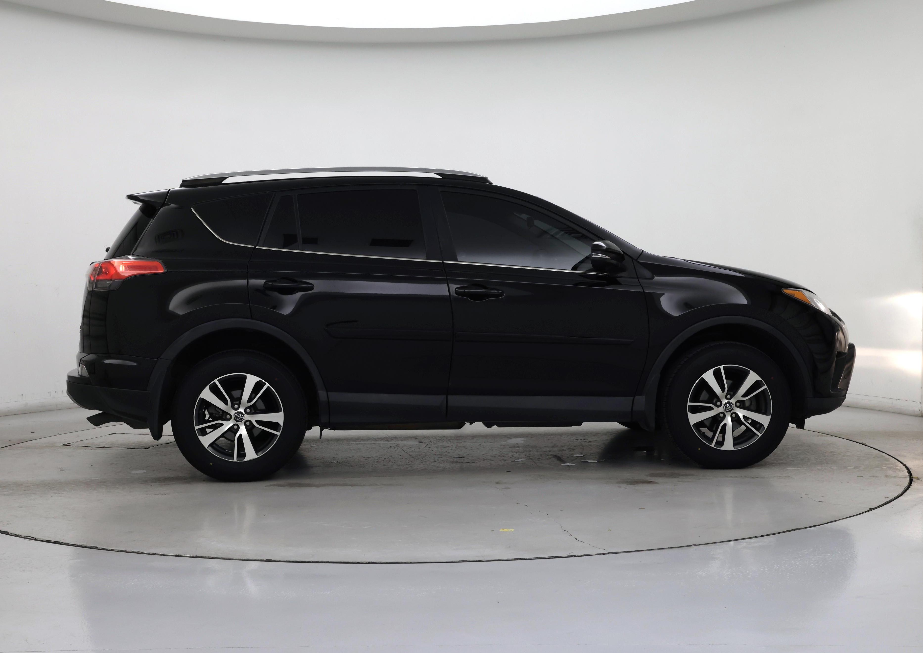 Thumbnail: 2017 Toyota RAV4 - 7