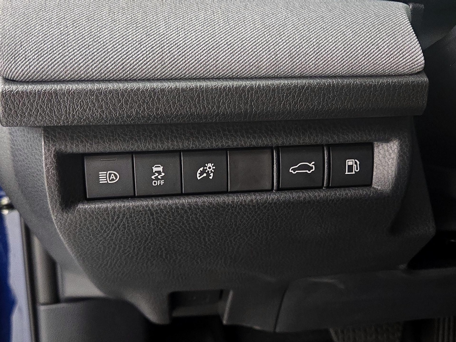 2025 Toyota Camry LE - Photo 14