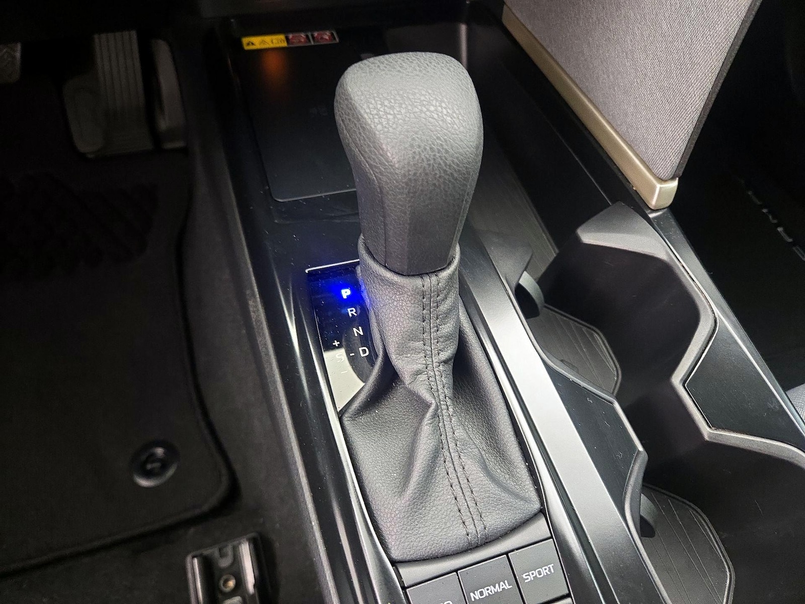 2025 Toyota Camry LE - Photo 18