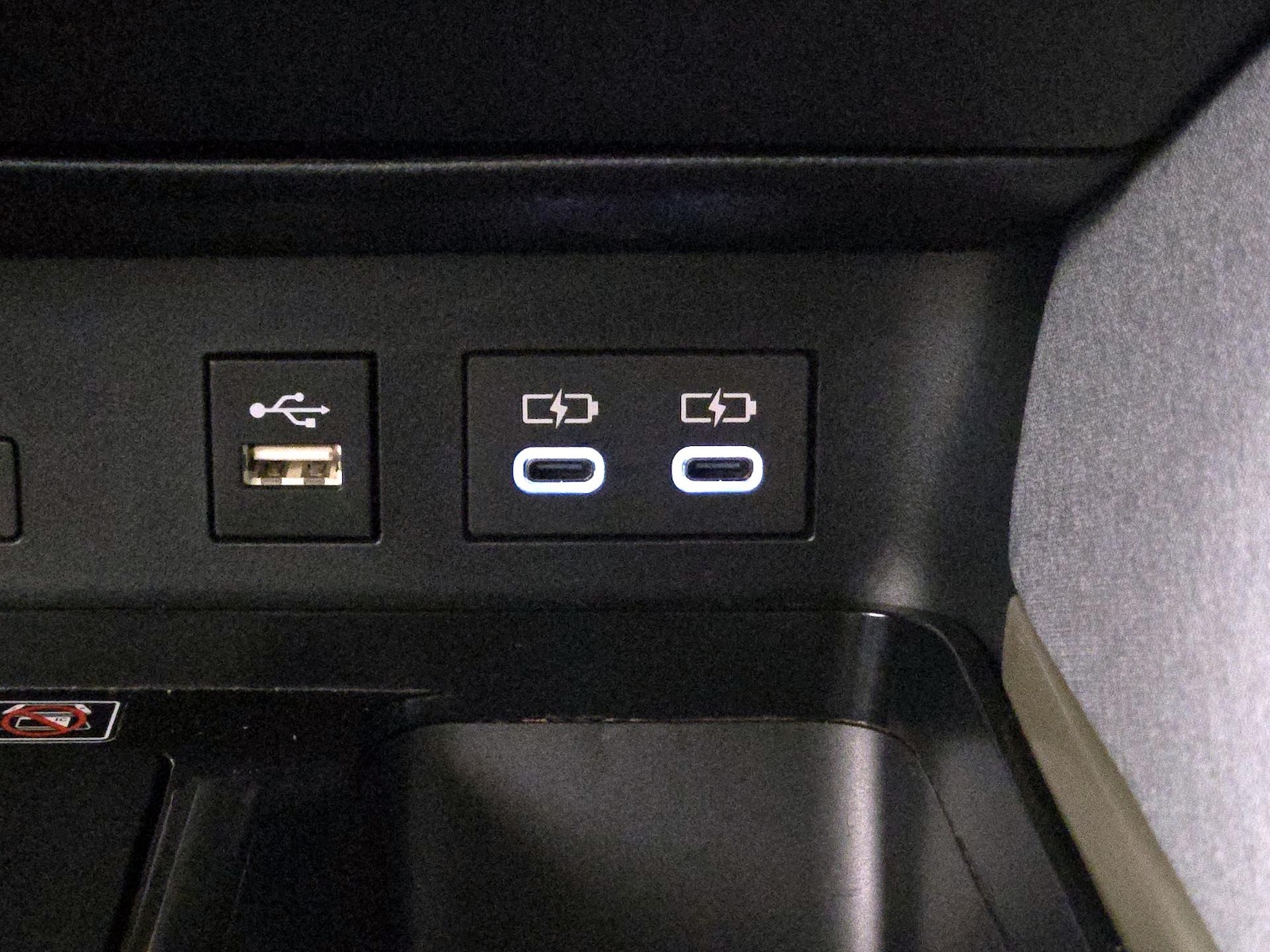 2025 Toyota Camry LE - Photo 19