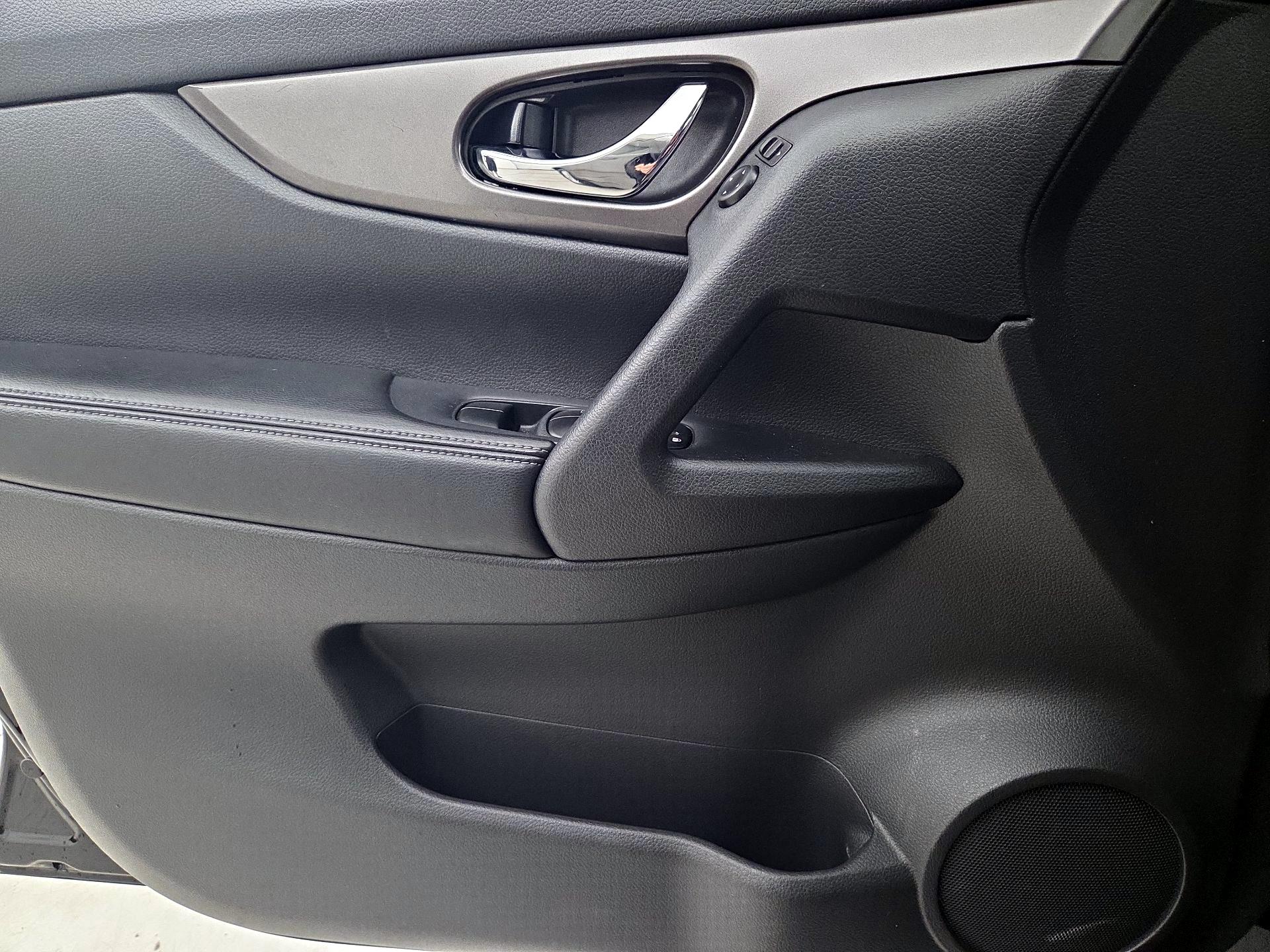 Thumbnail: 2015 Nissan Rogue - 12