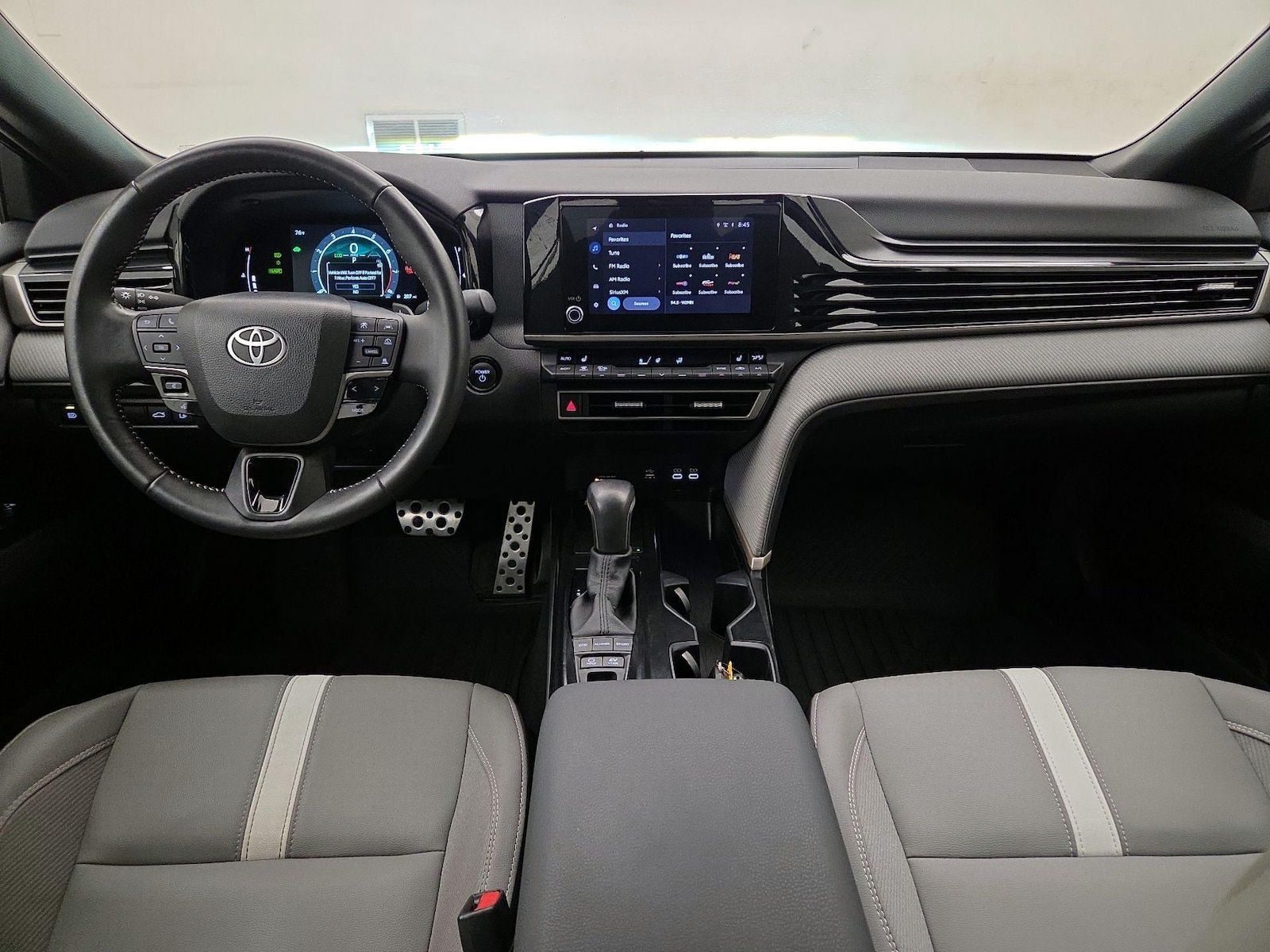 2025 Toyota Camry SE - Photo 10