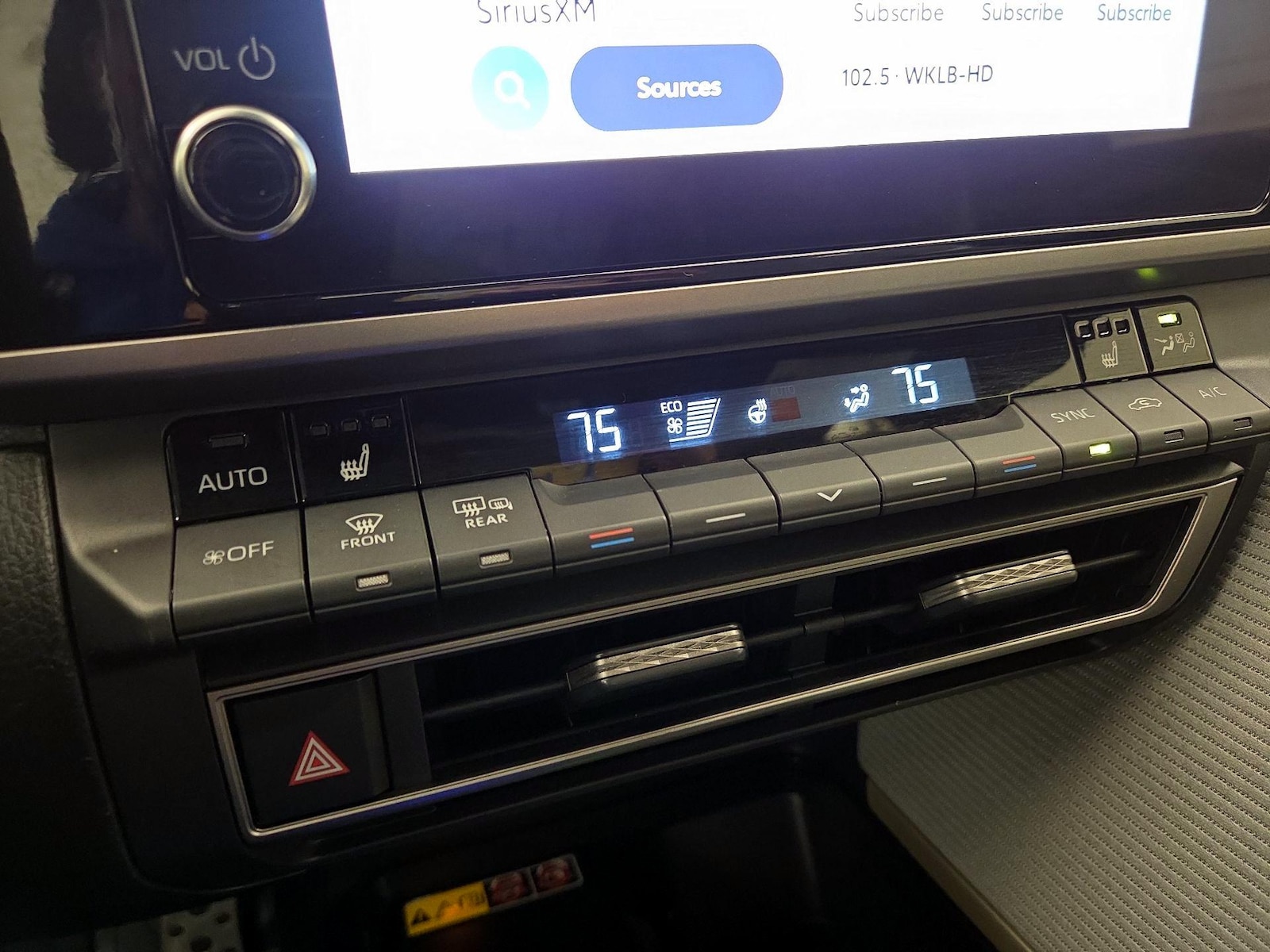 2025 Toyota Camry SE - Photo 17