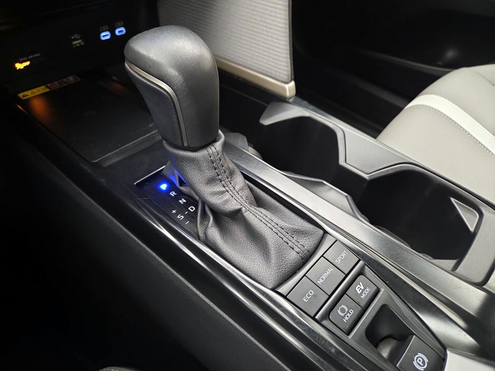 2025 Toyota Camry SE - Photo 18