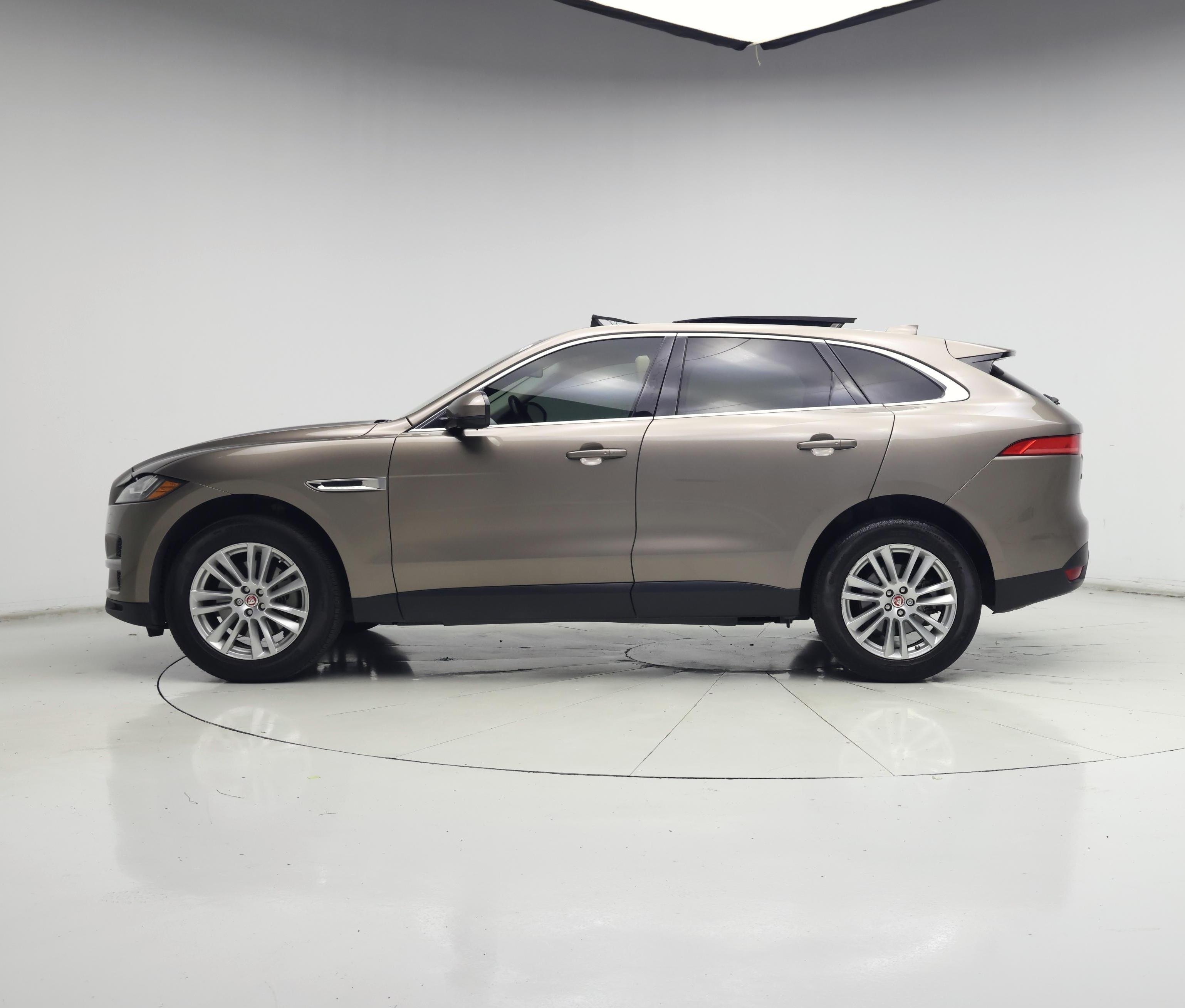 Thumbnail: 2017 Jaguar F-Pace - 3