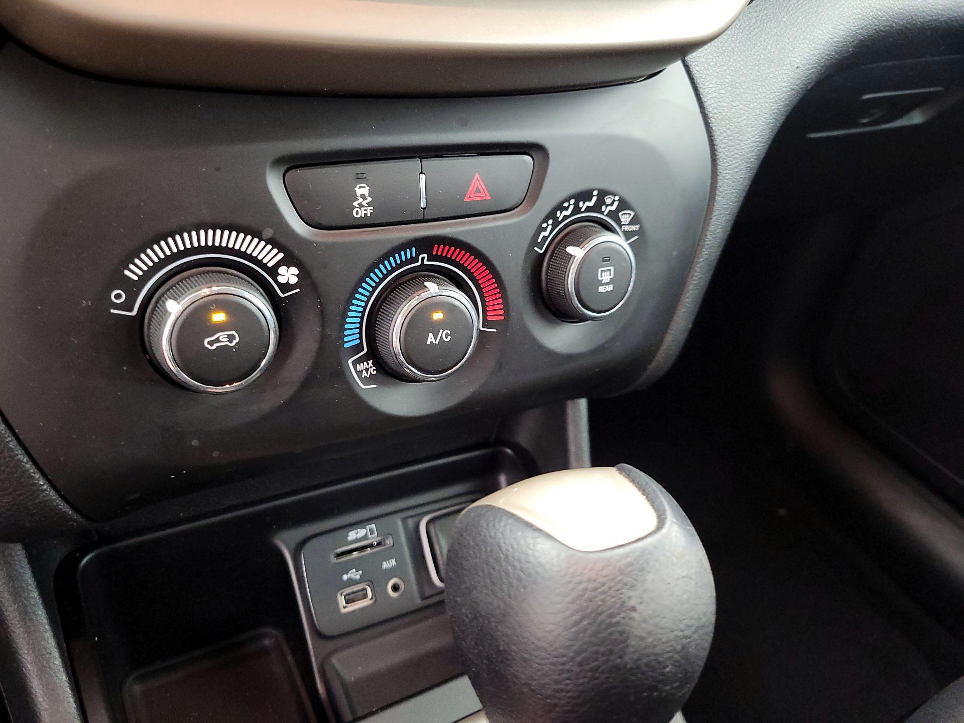 Thumbnail: 2016 Jeep Cherokee - 15