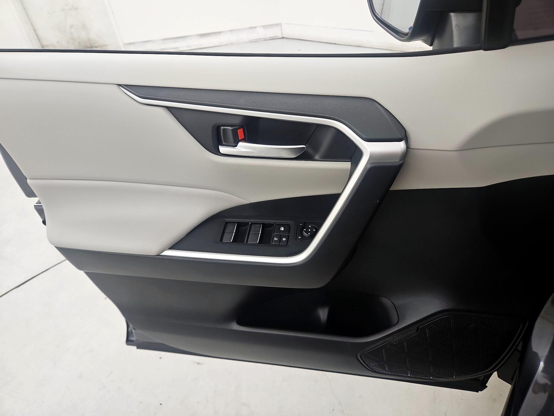 Thumbnail: 2022 Toyota RAV4 - 12