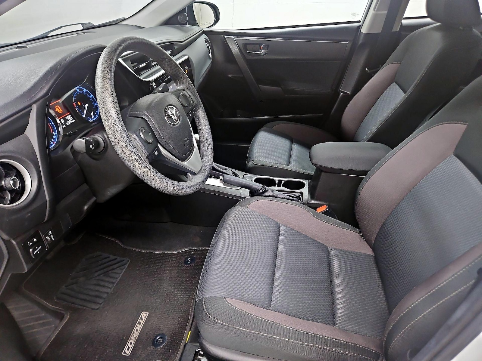 2017 Toyota Corolla LE - Photo 12