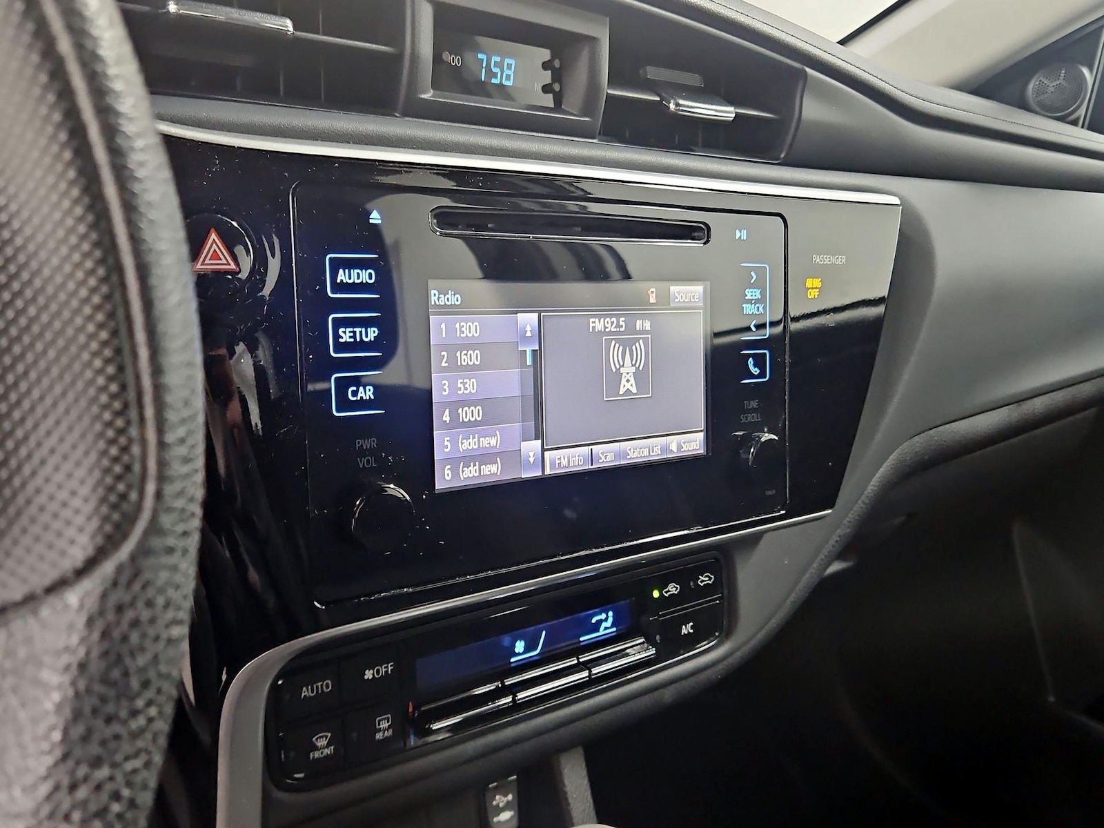 2017 Toyota Corolla LE - Photo 16