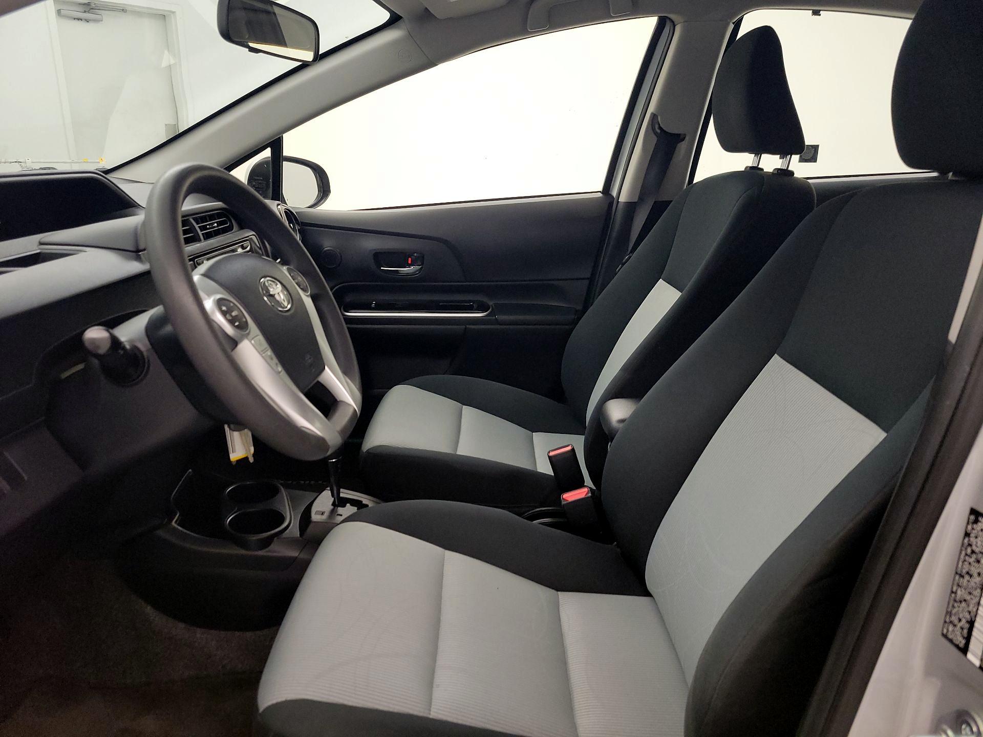 Thumbnail: 2015 Toyota Prius c - 9