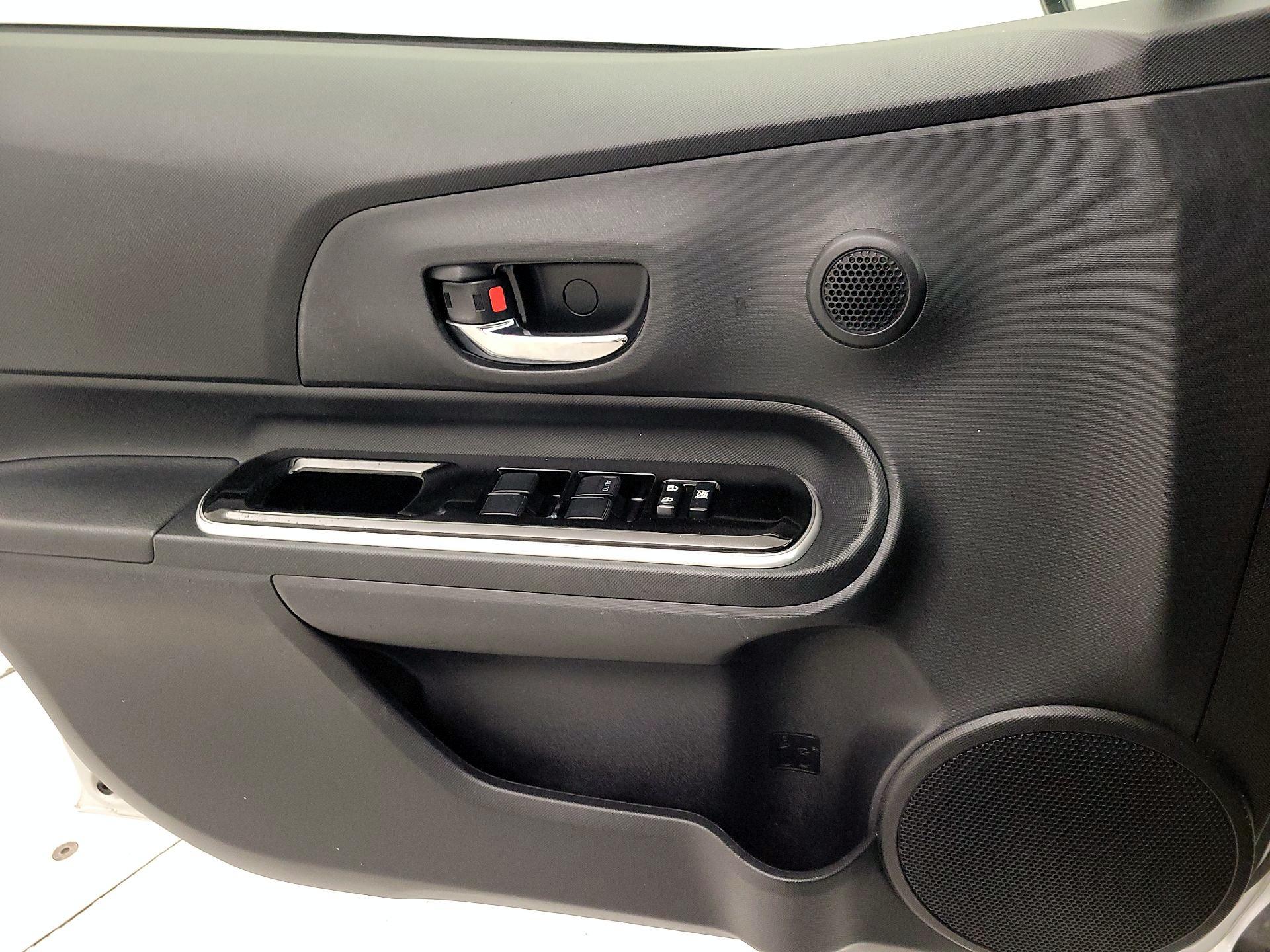 Thumbnail: 2015 Toyota Prius c - 10
