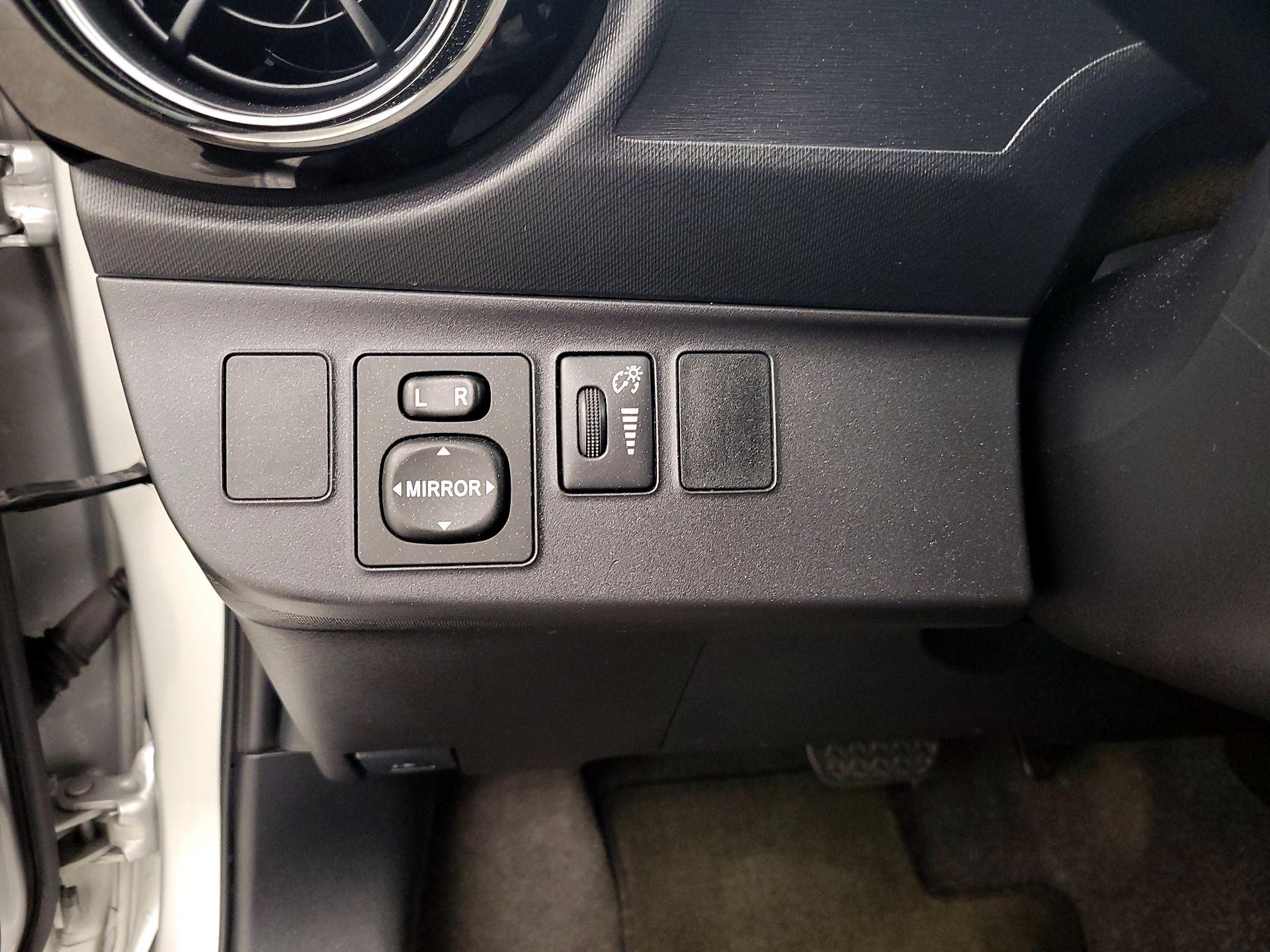 Thumbnail: 2015 Toyota Prius c - 11