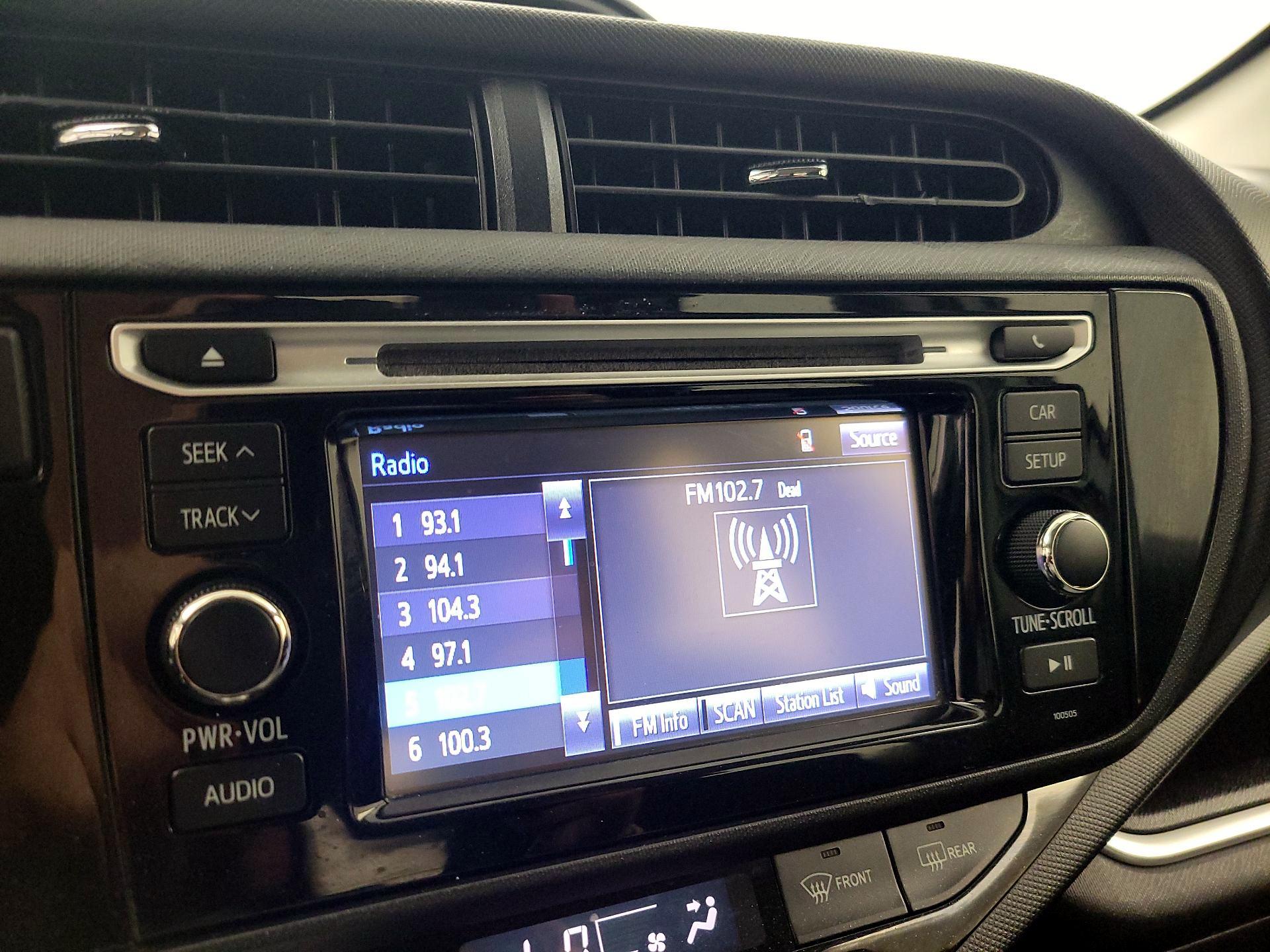Thumbnail: 2015 Toyota Prius c - 12