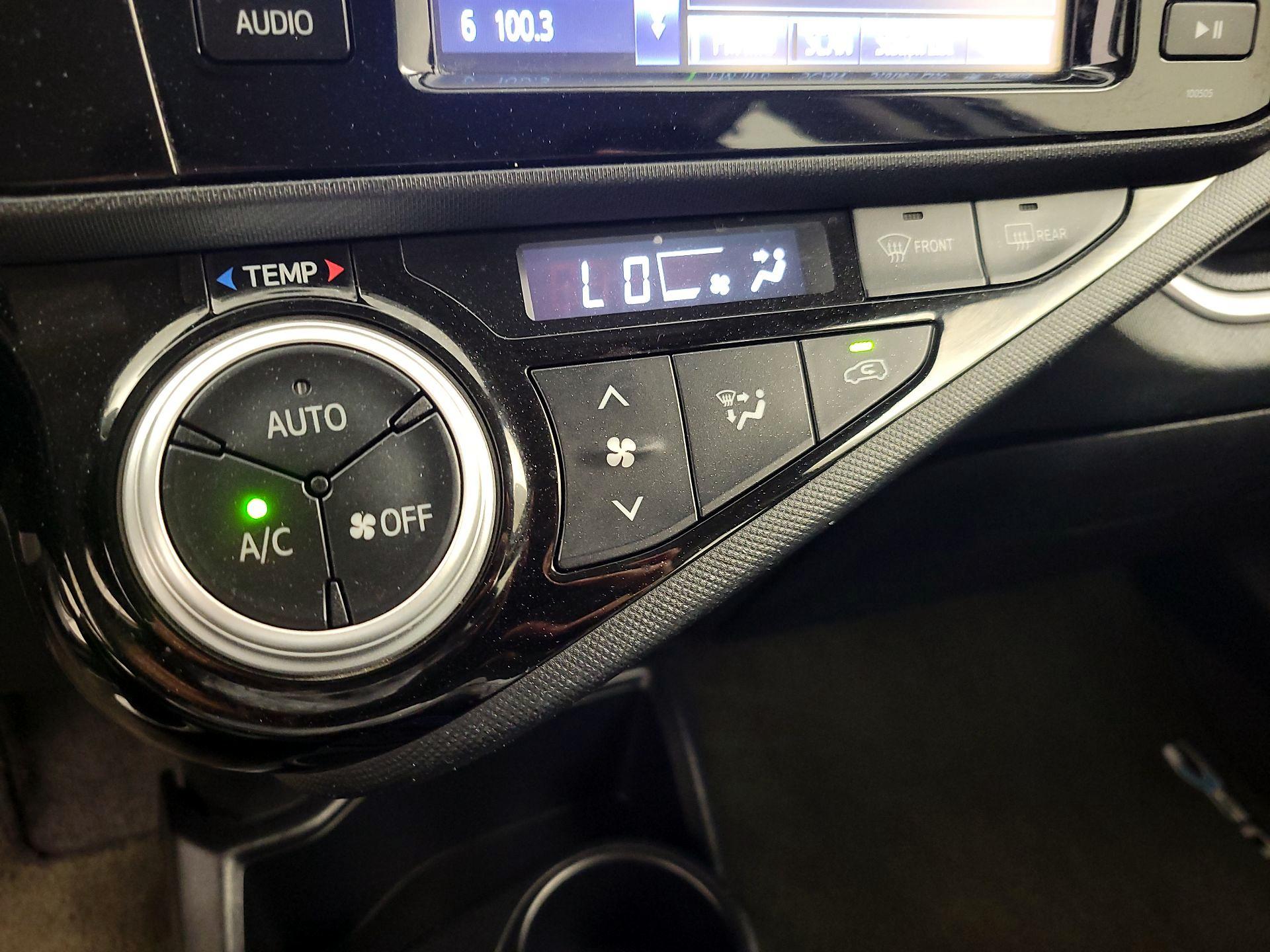 Thumbnail: 2015 Toyota Prius c - 13