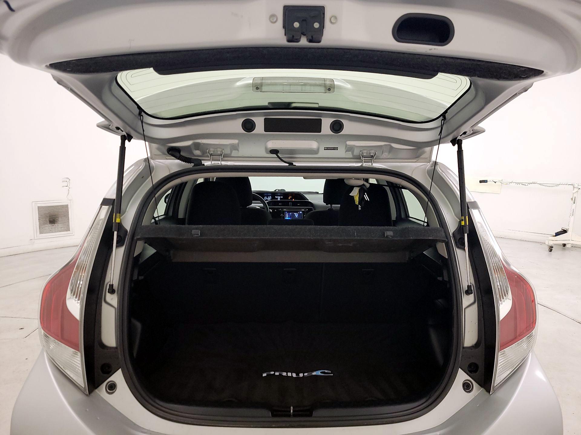 Thumbnail: 2015 Toyota Prius c - 16