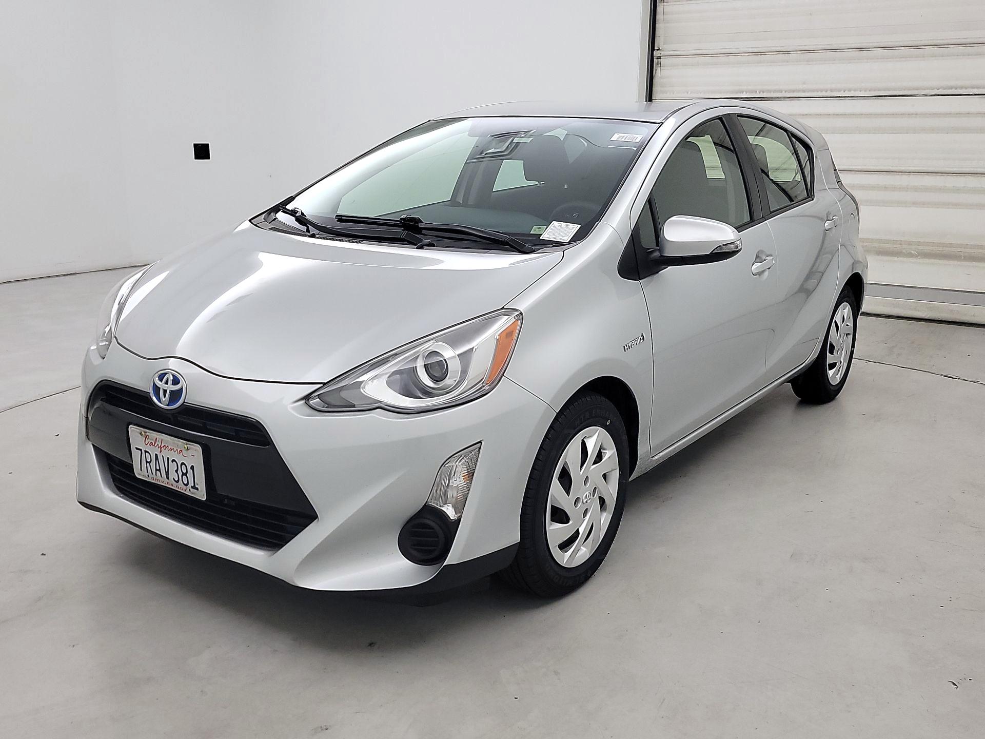 Thumbnail: 2015 Toyota Prius c - 3