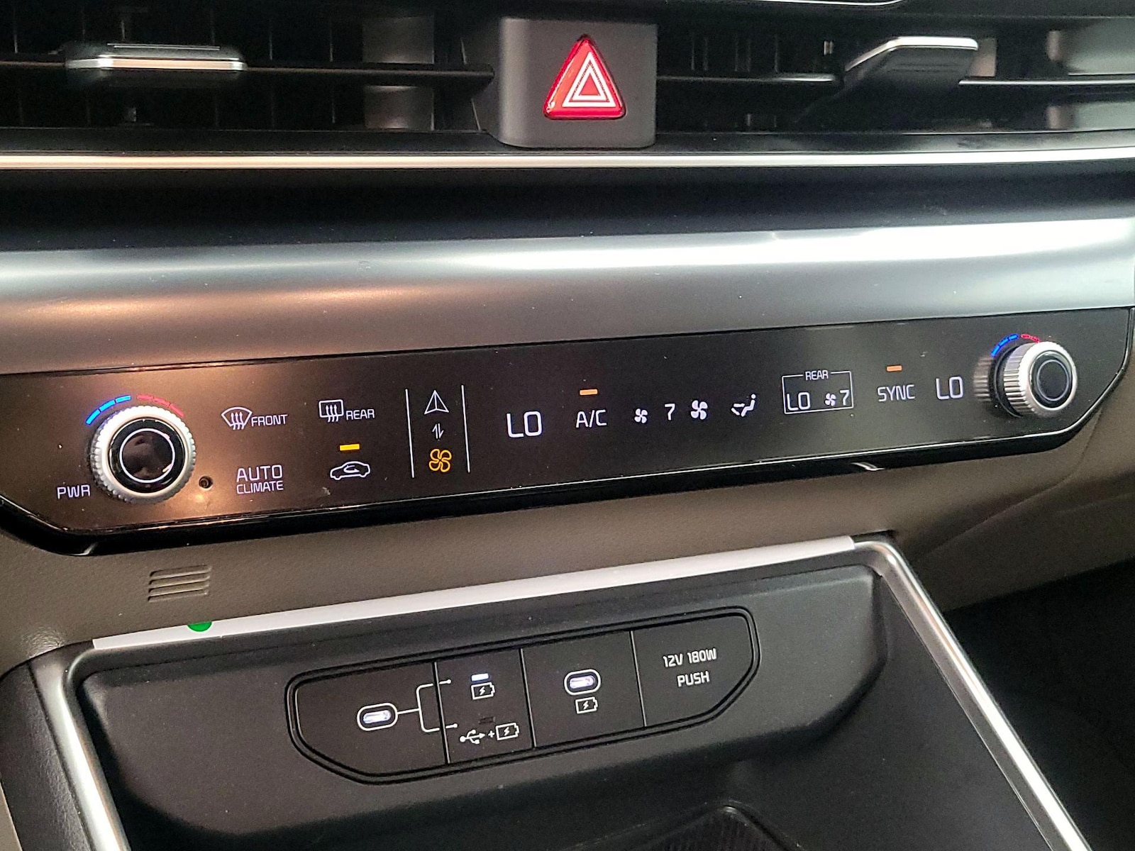 2025 Kia Carnival LXS - Photo 18
