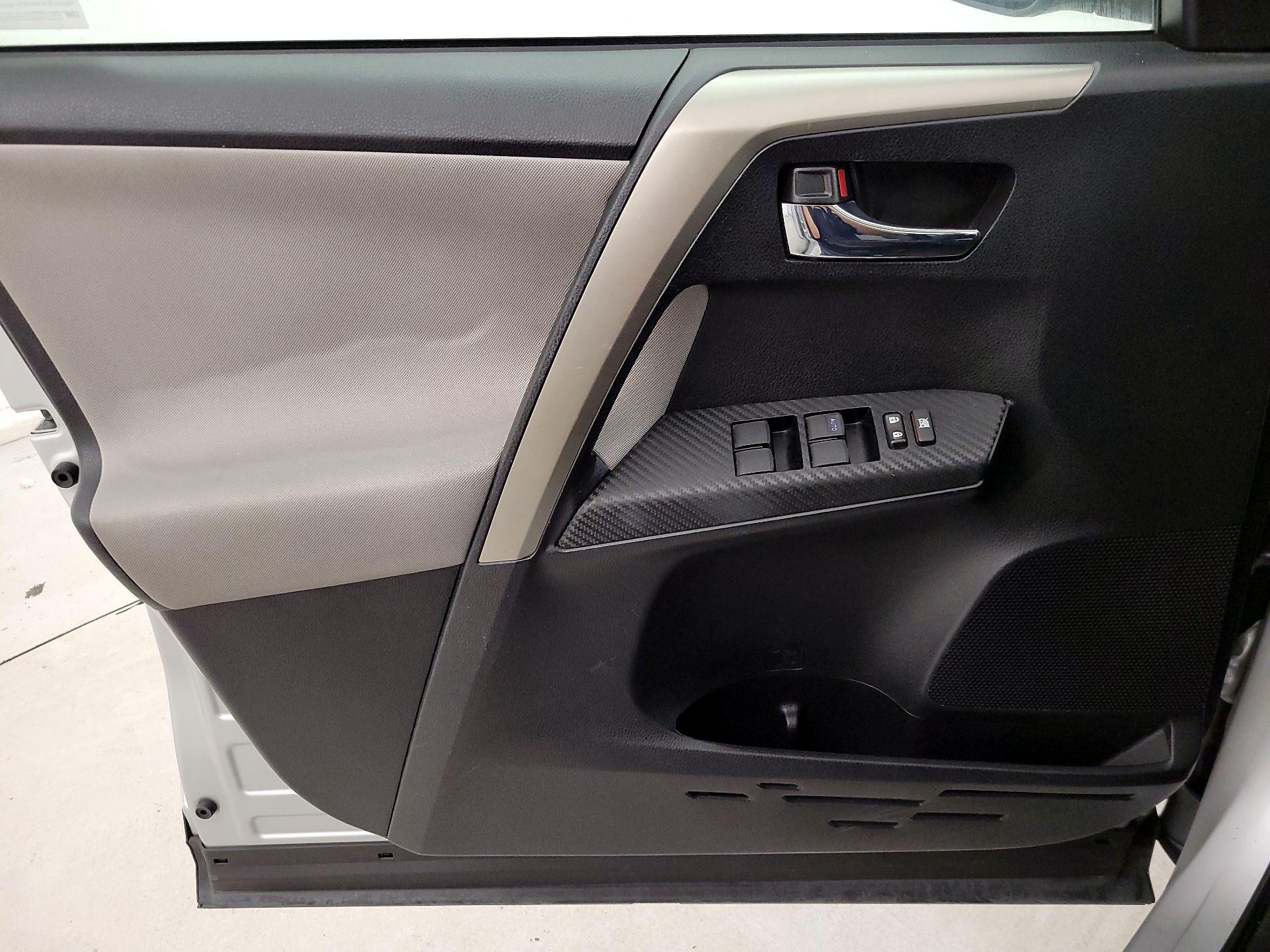 Thumbnail: 2015 Toyota RAV4 - 12