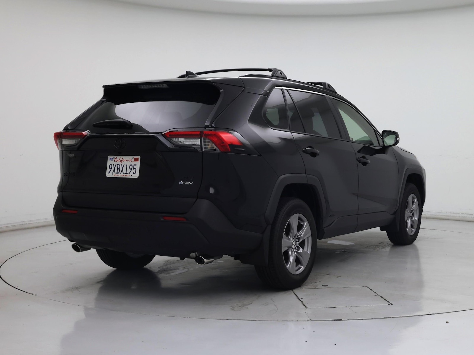 2025 Toyota RAV4 XLE - Photo 9