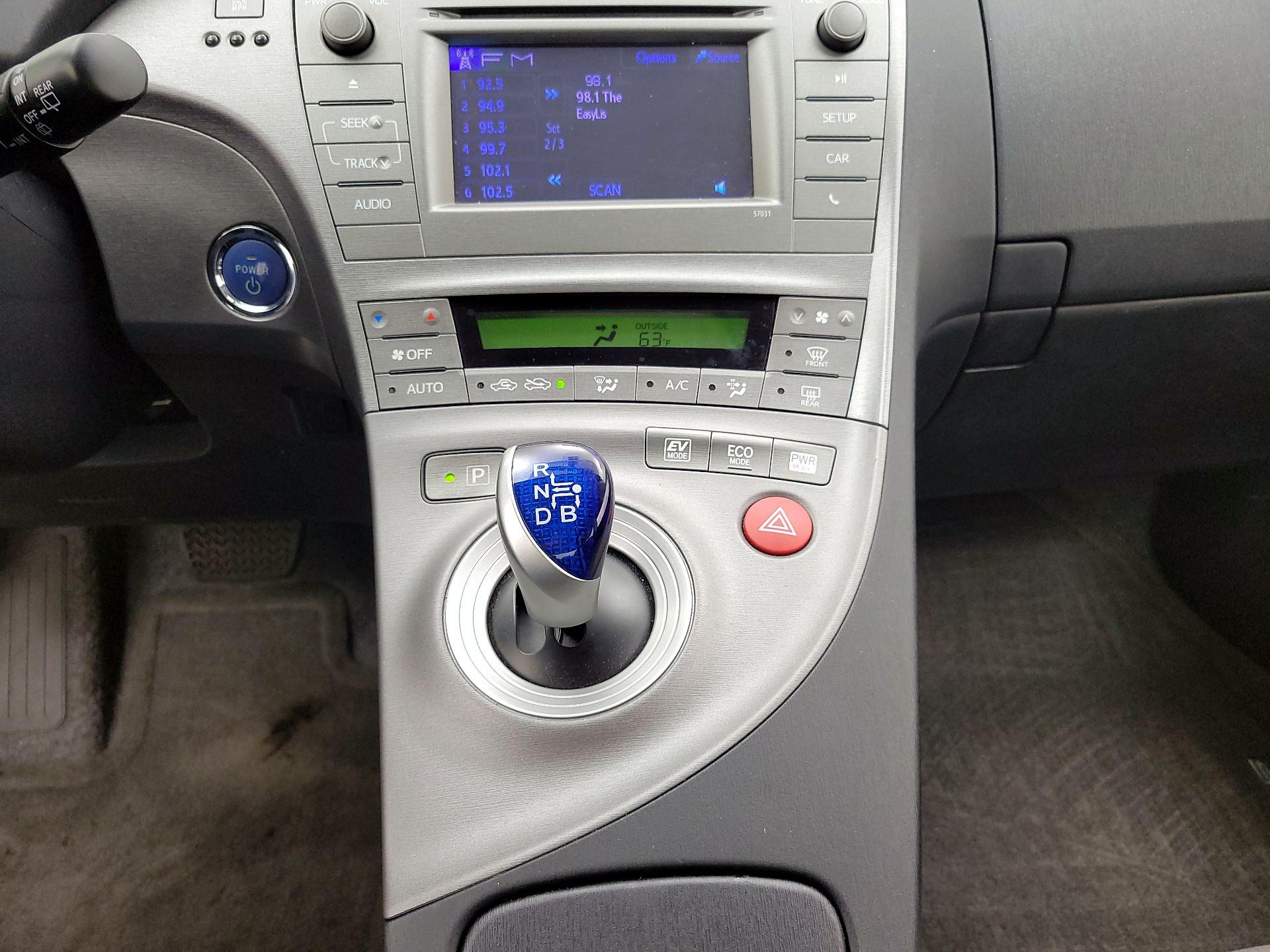 Thumbnail: 2015 Toyota Prius - 17