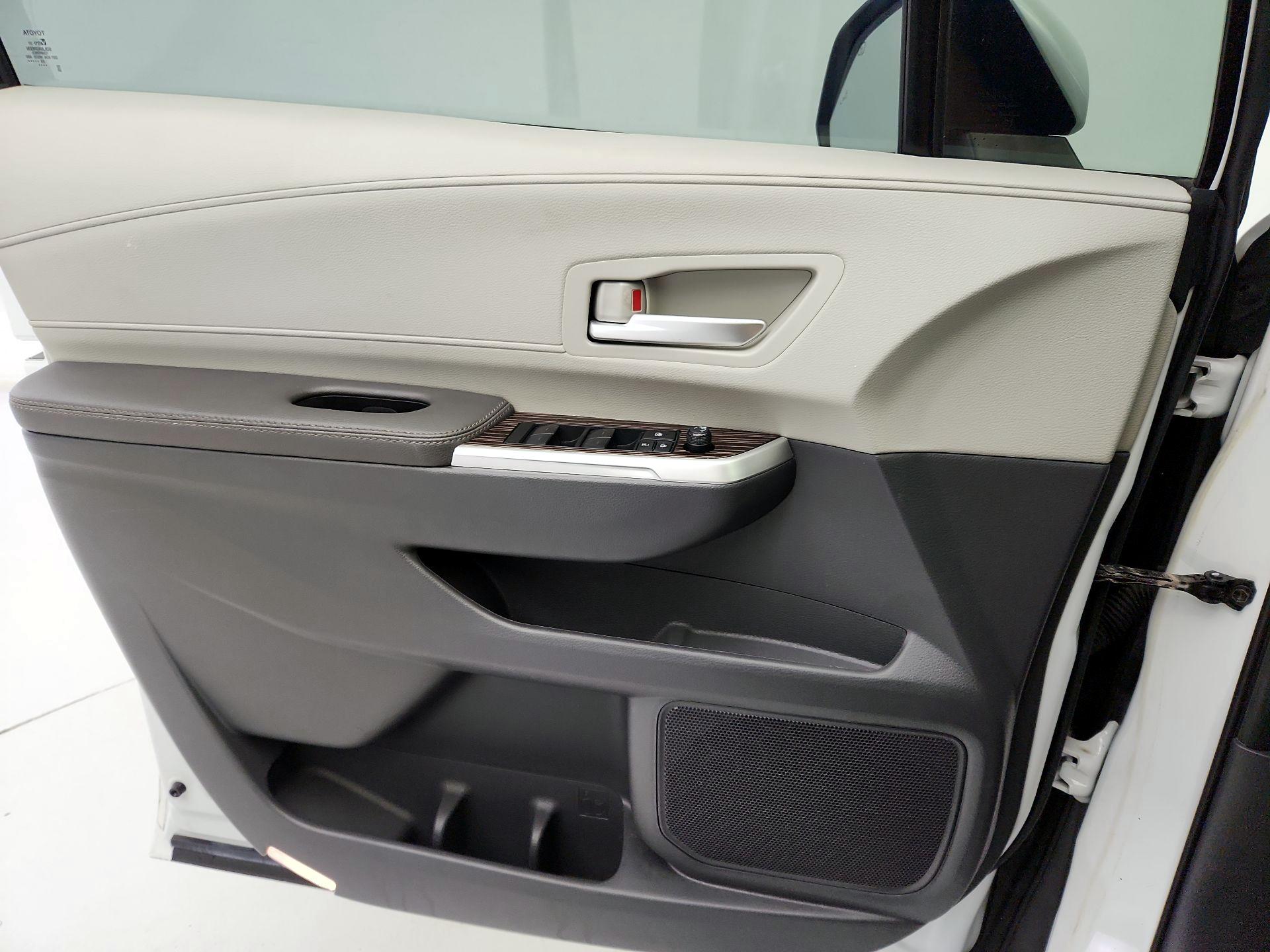 Thumbnail: 2023 Toyota Sienna - 12