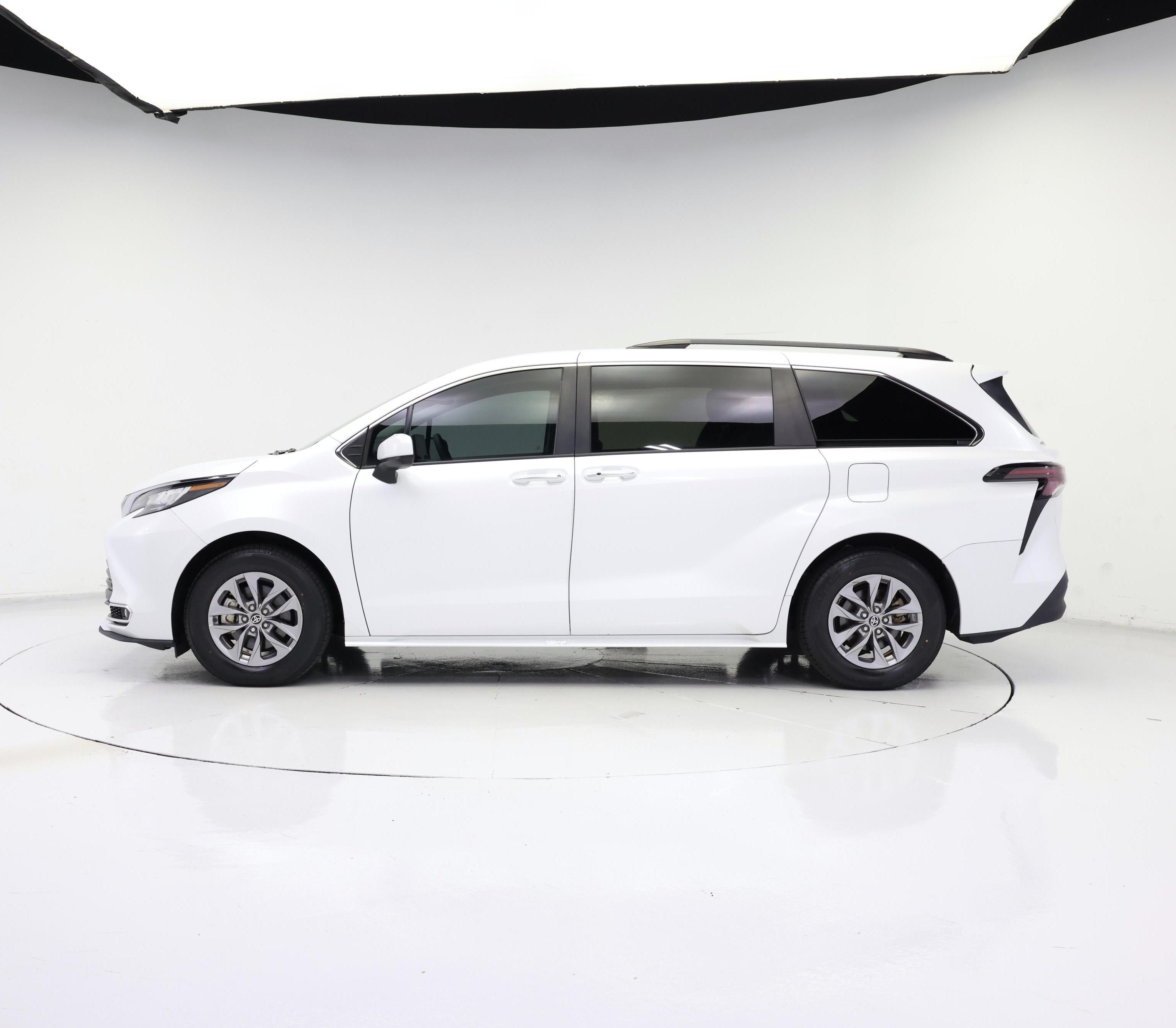 Thumbnail: 2023 Toyota Sienna - 3