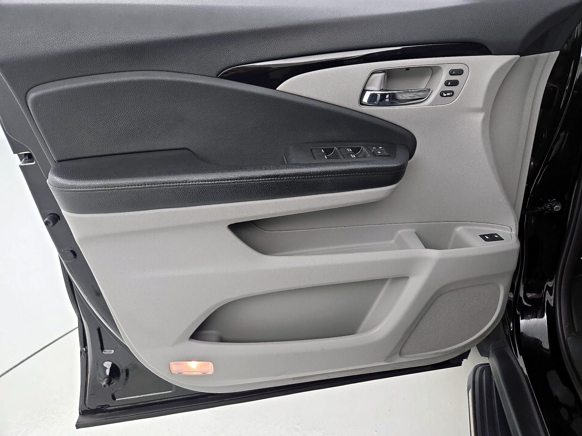 Thumbnail: 2017 Honda Pilot - 12