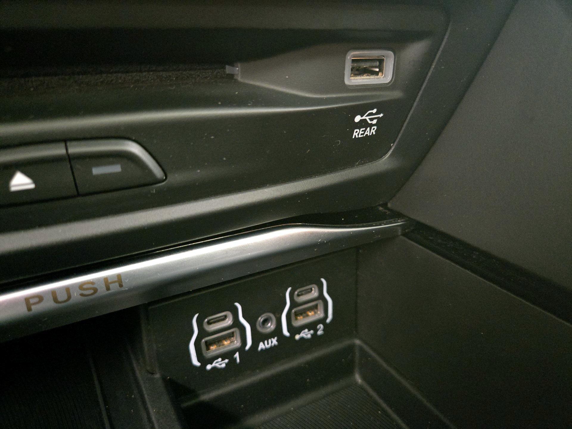 Thumbnail: 2021 Chrysler Pacifica - 18