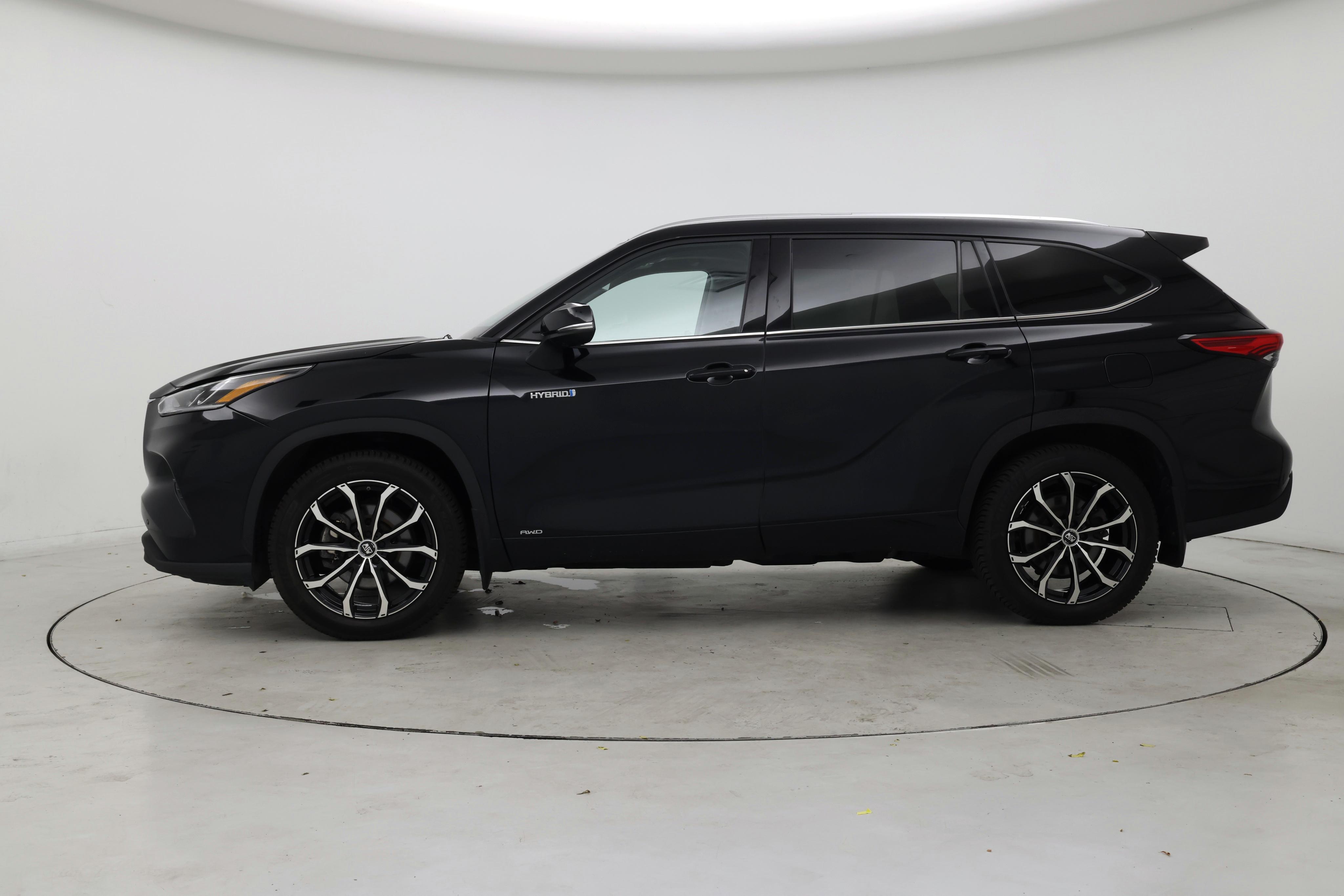 Thumbnail: 2021 Toyota Highlander - 3