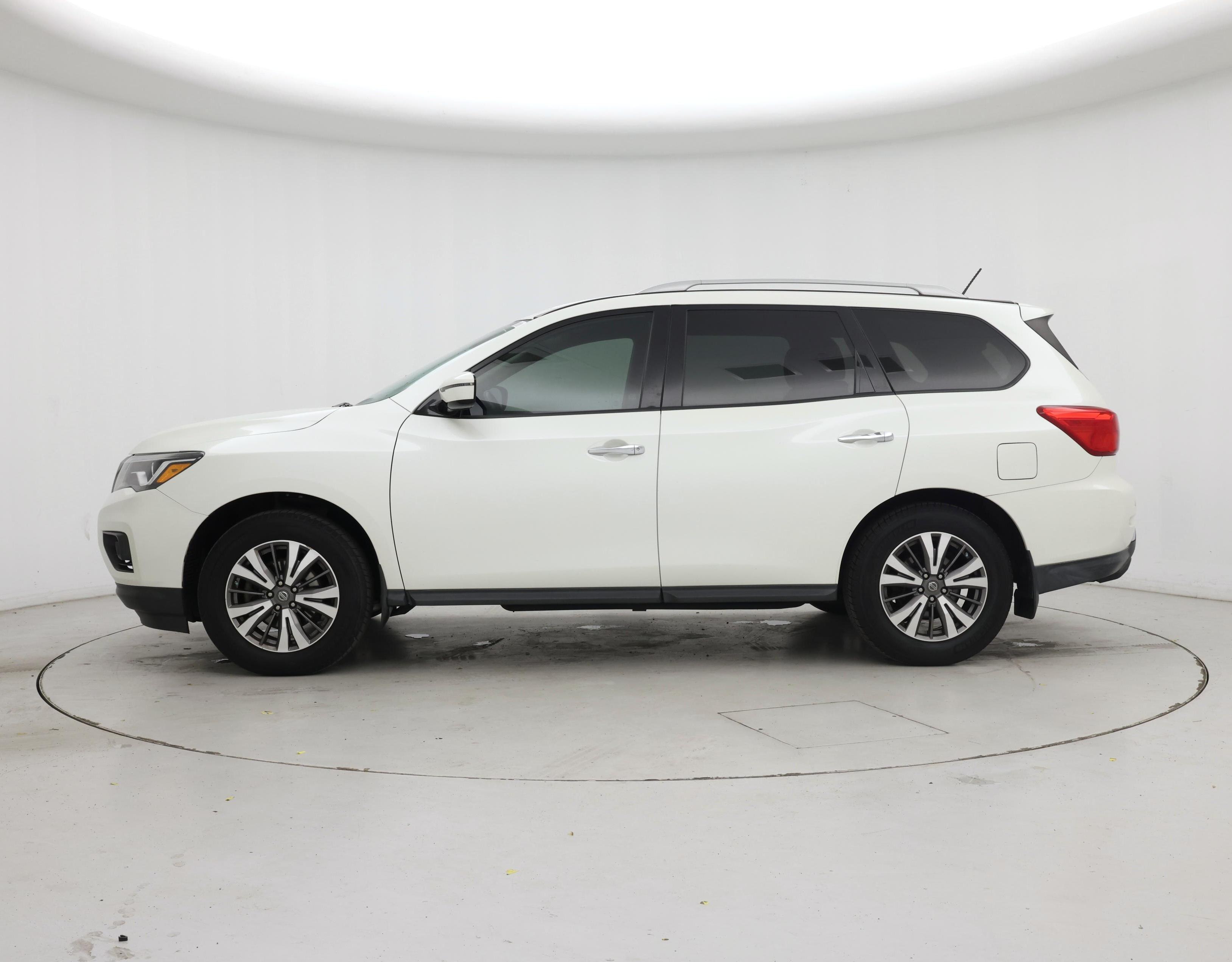Thumbnail: 2017 Nissan Pathfinder - 3