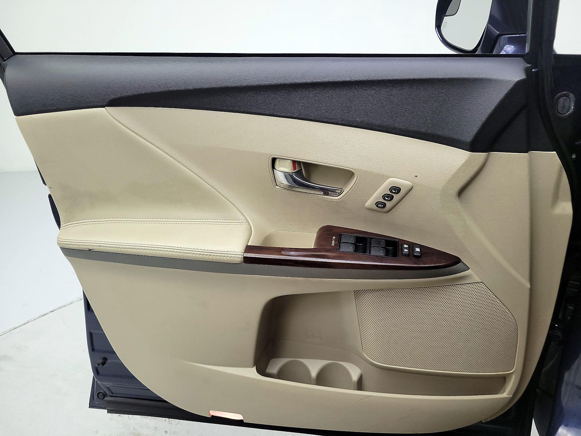 Thumbnail: 2015 Toyota Venza - 12