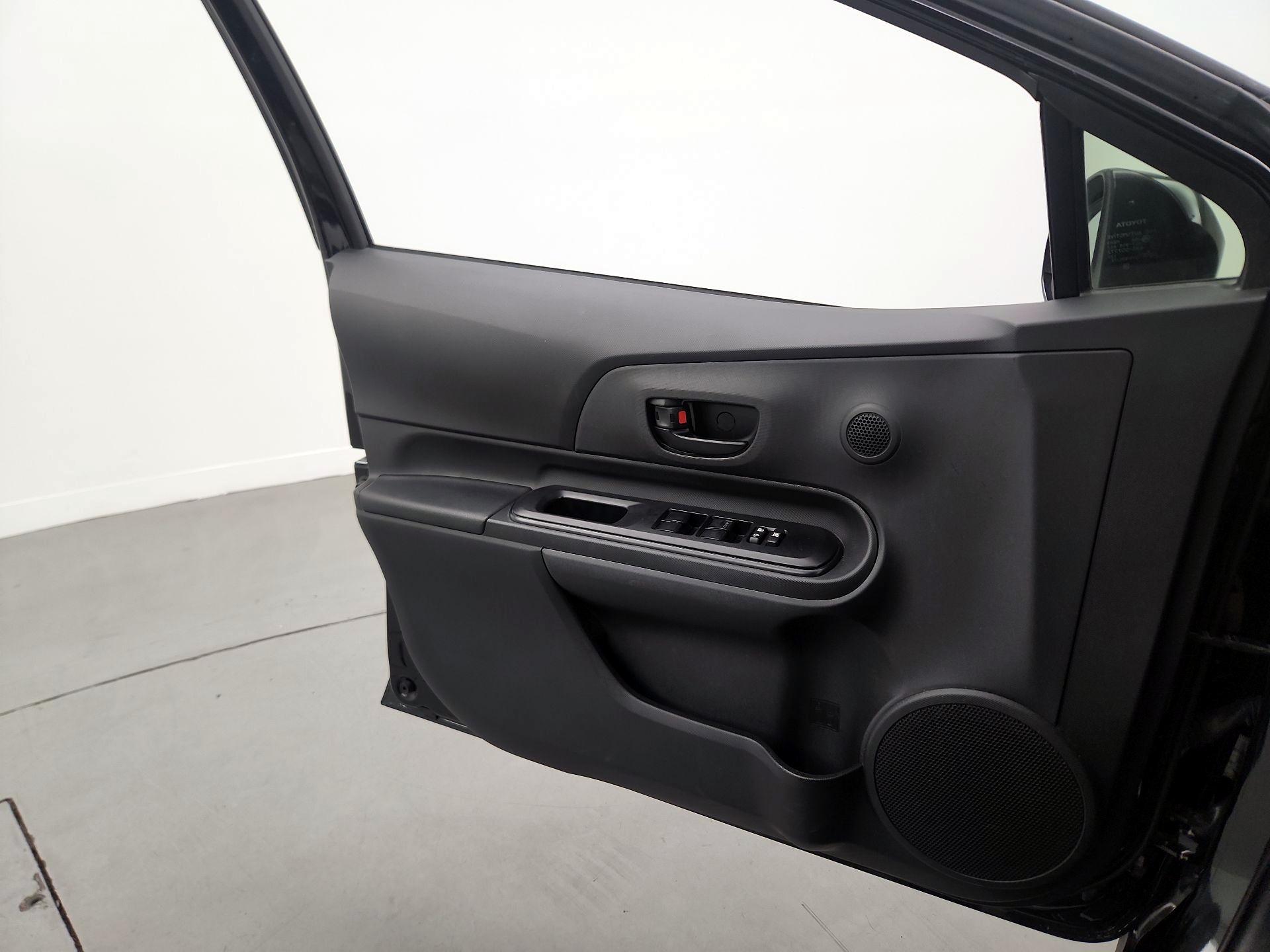 Thumbnail: 2018 Toyota Prius c - 12