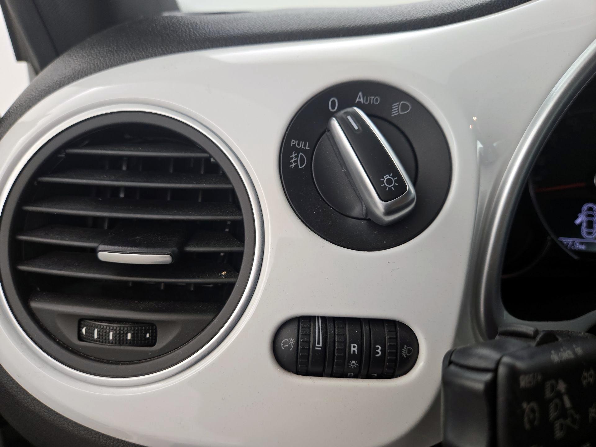 Thumbnail: 2019 Volkswagen Beetle - 13