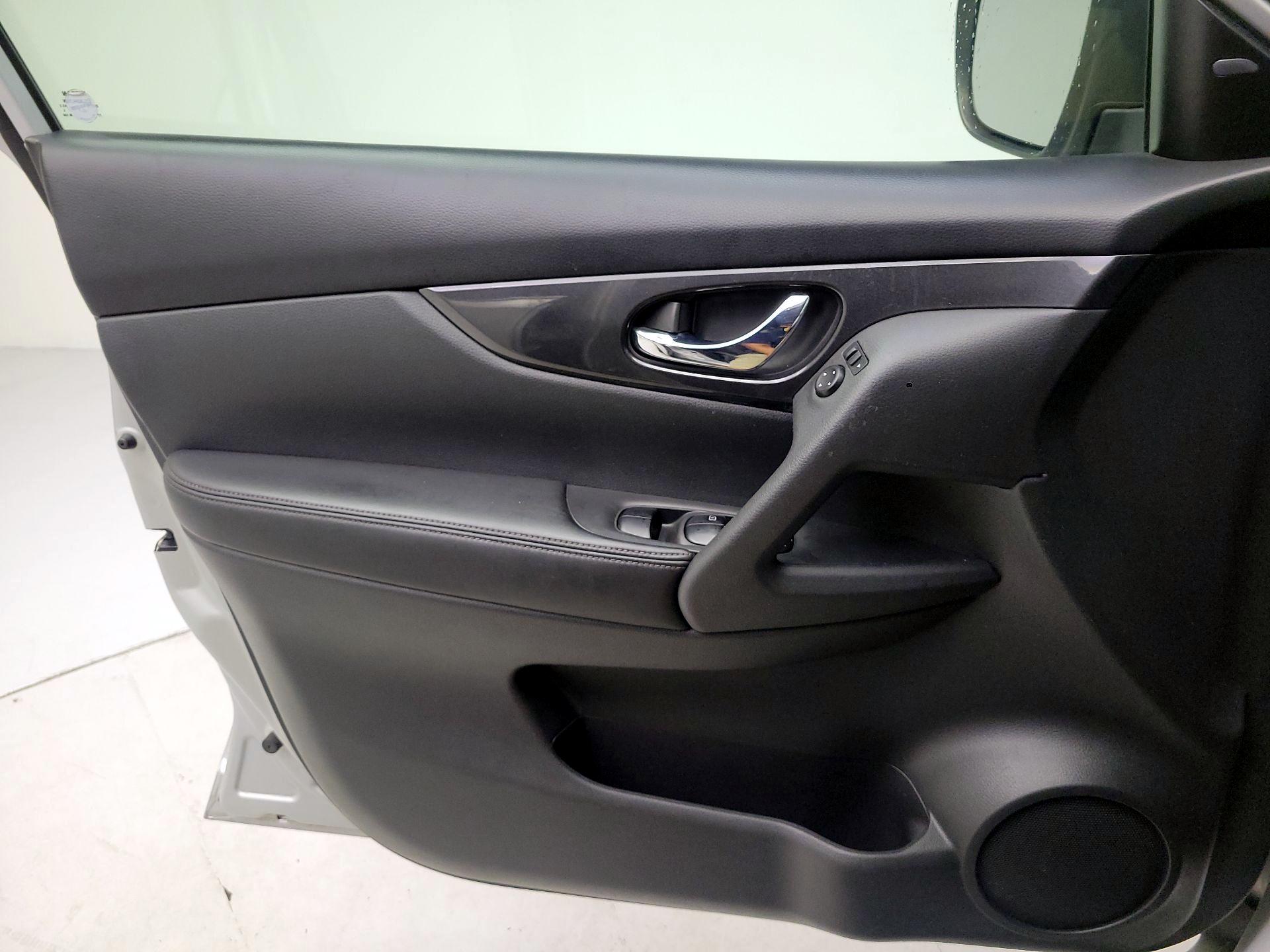 Thumbnail: 2017 Nissan Rogue - 12