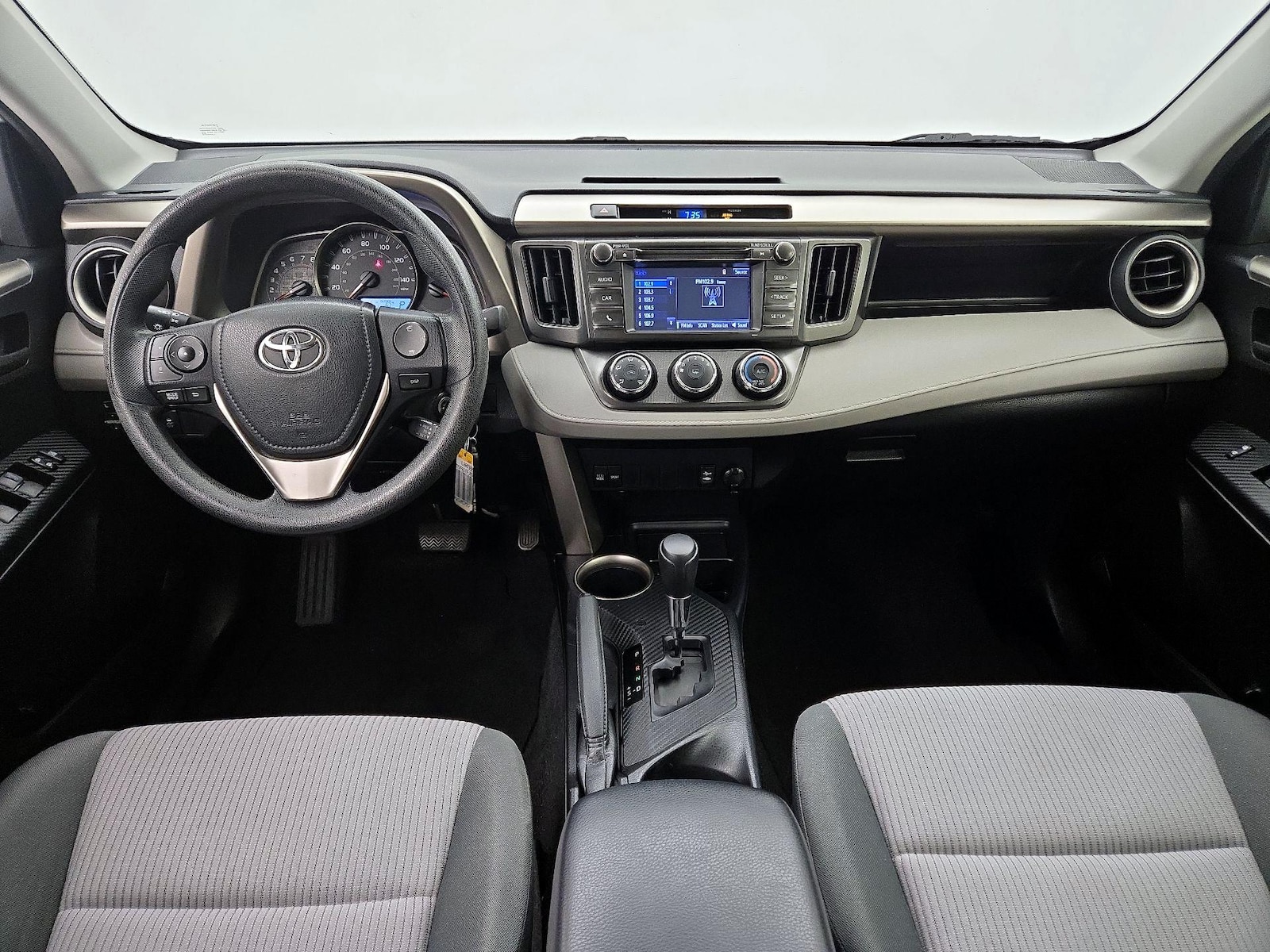 2015 Toyota RAV4 LE - Photo 10