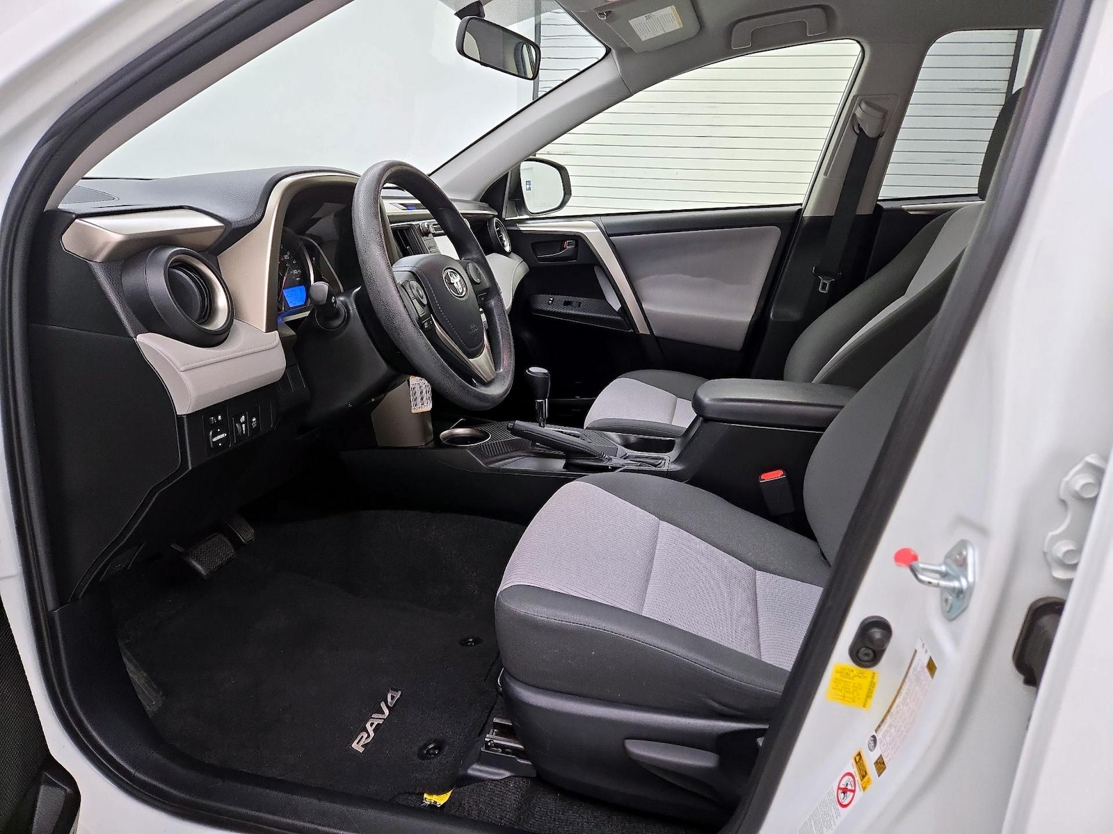 2015 Toyota RAV4 LE - Photo 12