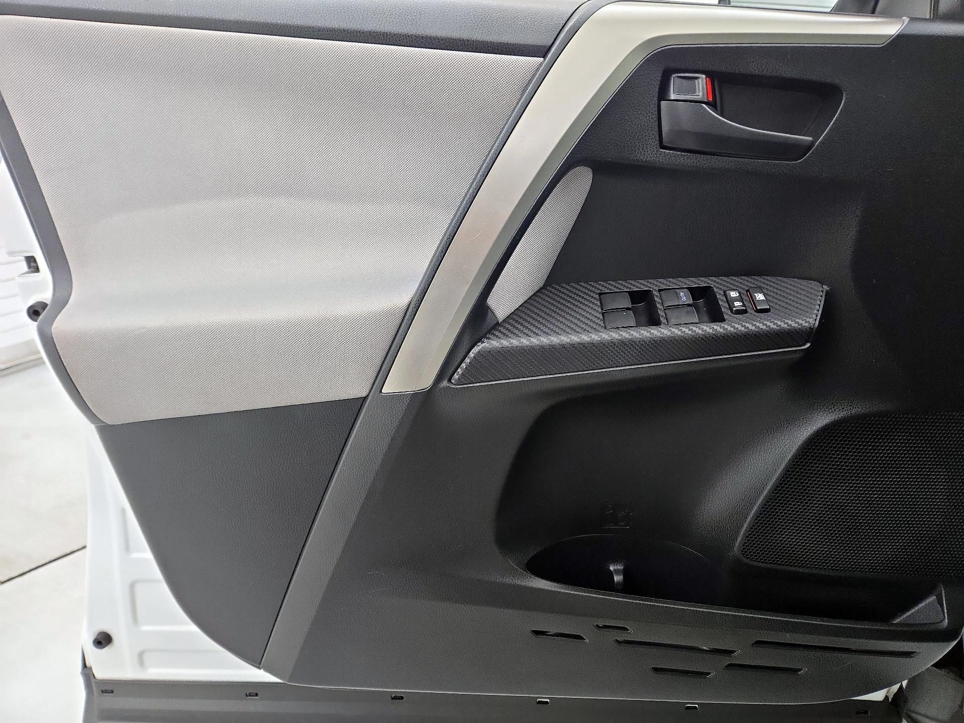Thumbnail: 2015 Toyota RAV4 - 12