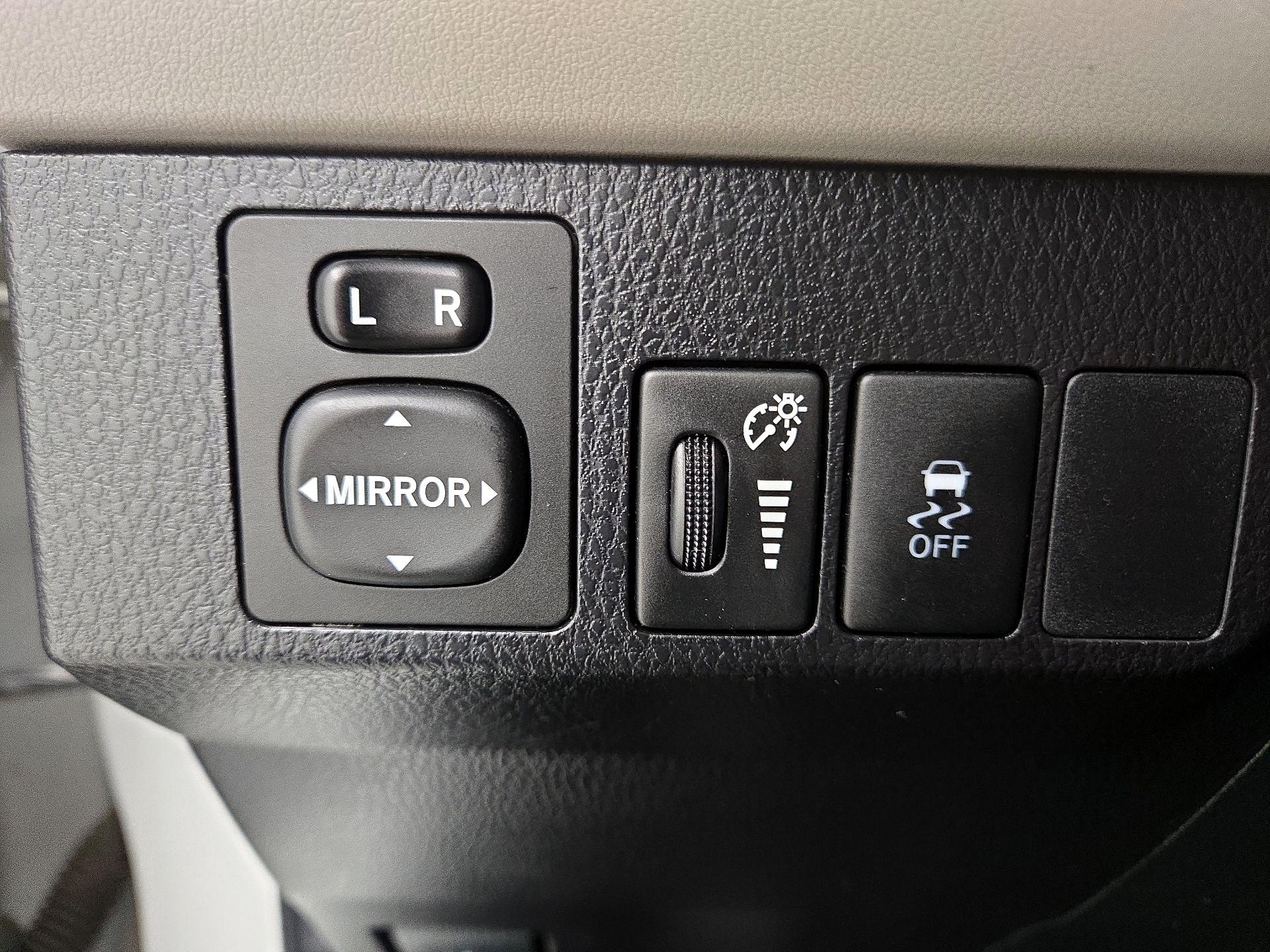 Thumbnail: 2015 Toyota RAV4 - 13