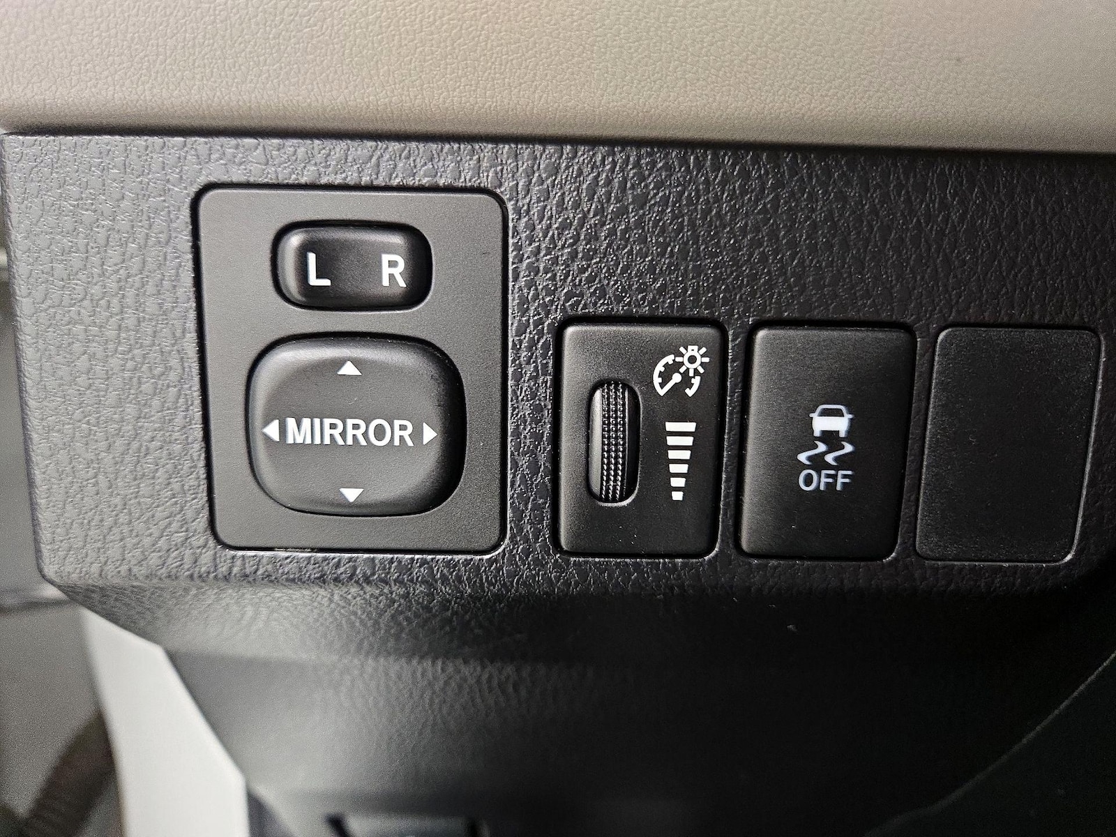 2015 Toyota RAV4 LE - Photo 14