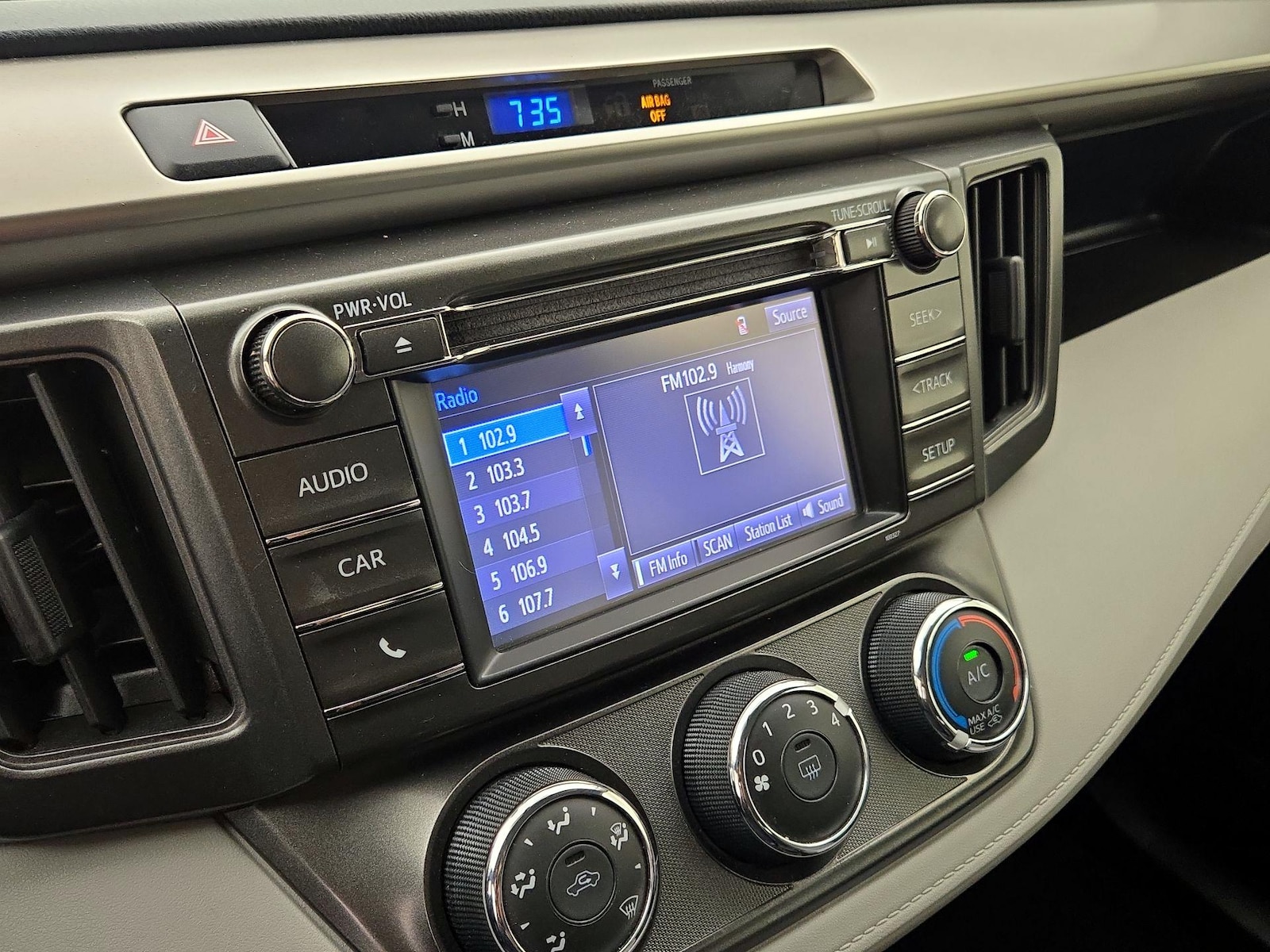 2015 Toyota RAV4 LE - Photo 16
