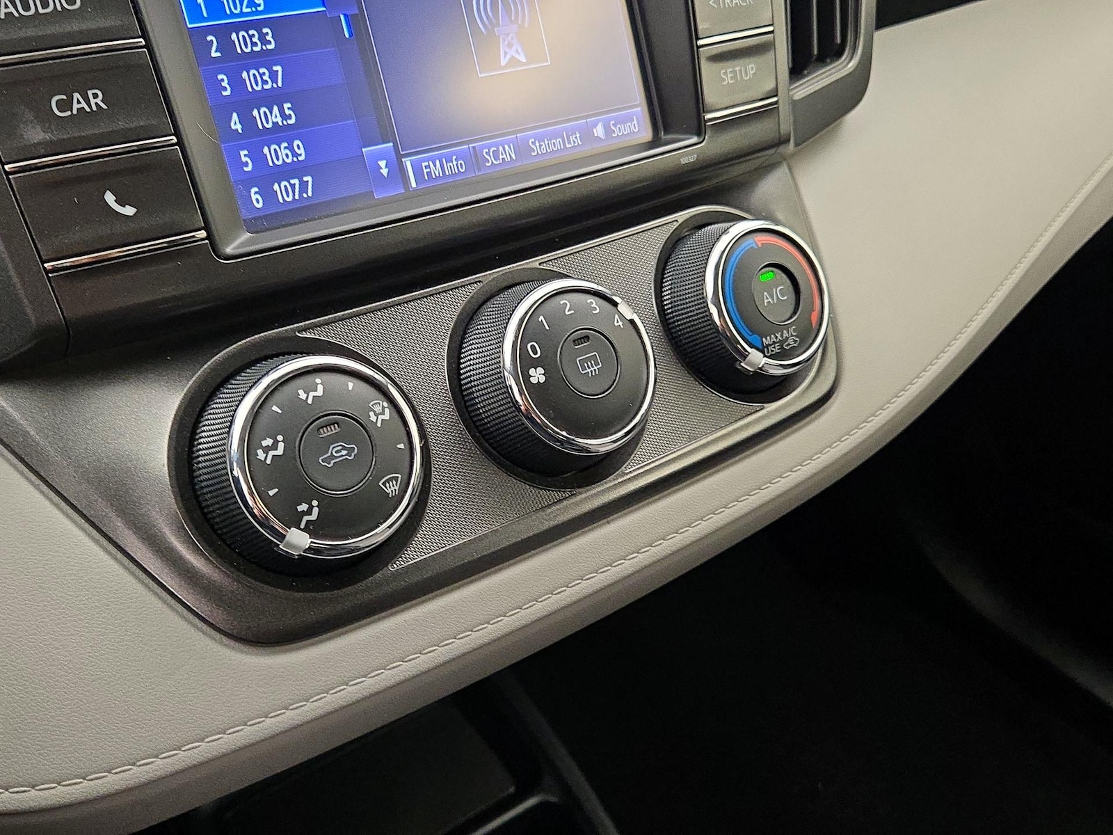 2015 Toyota RAV4 LE - Photo 17