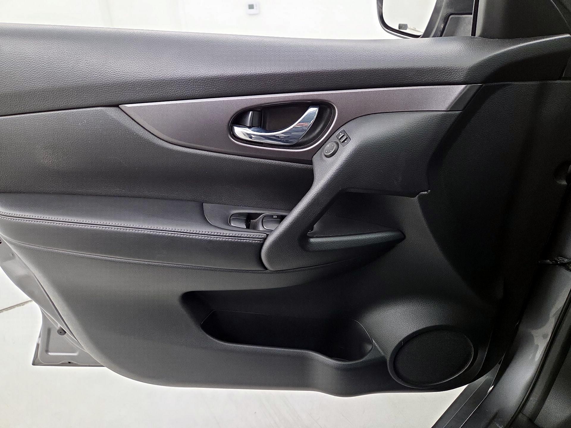 Thumbnail: 2016 Nissan Rogue - 12