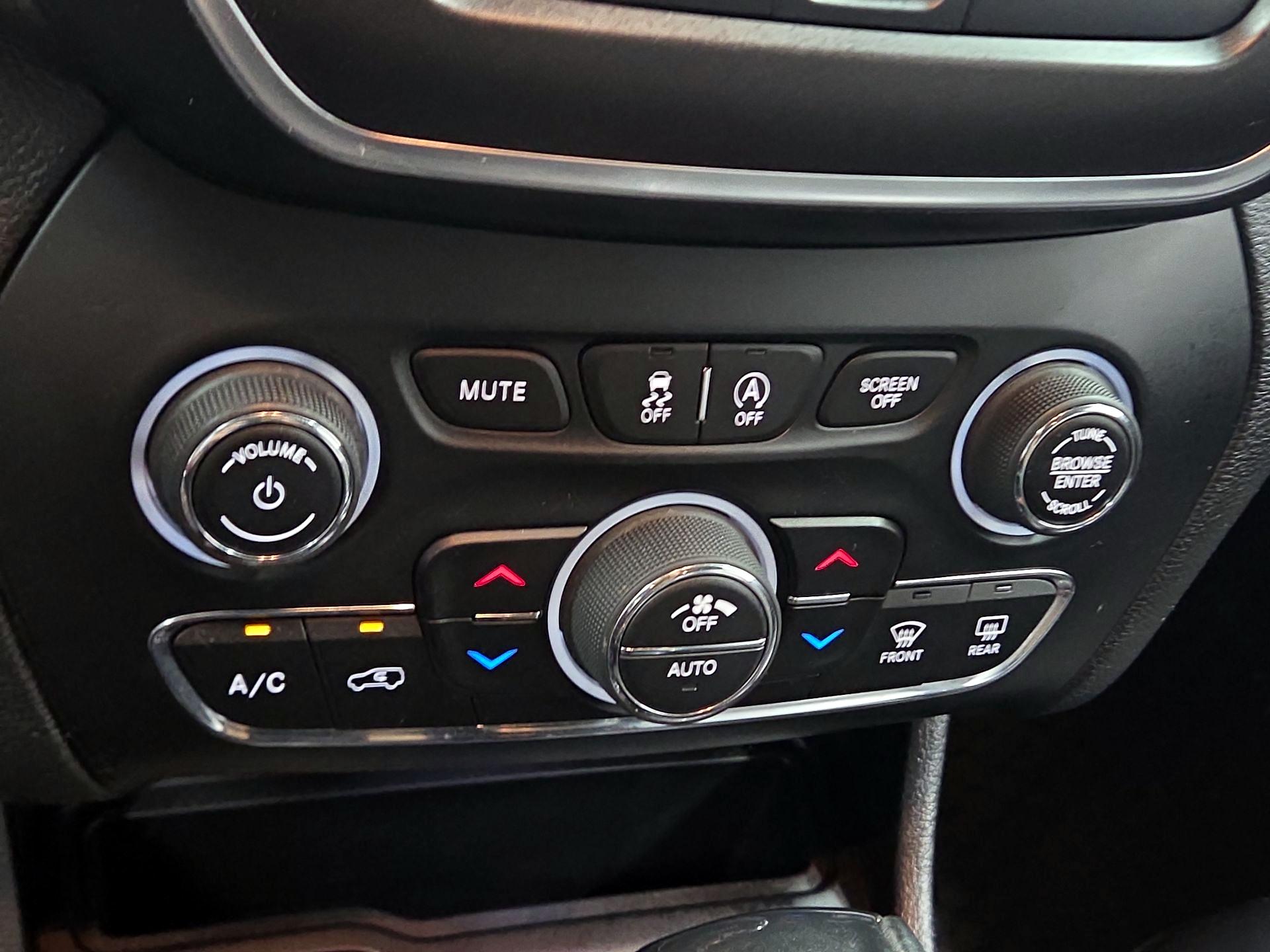 Thumbnail: 2020 Jeep Cherokee - 15