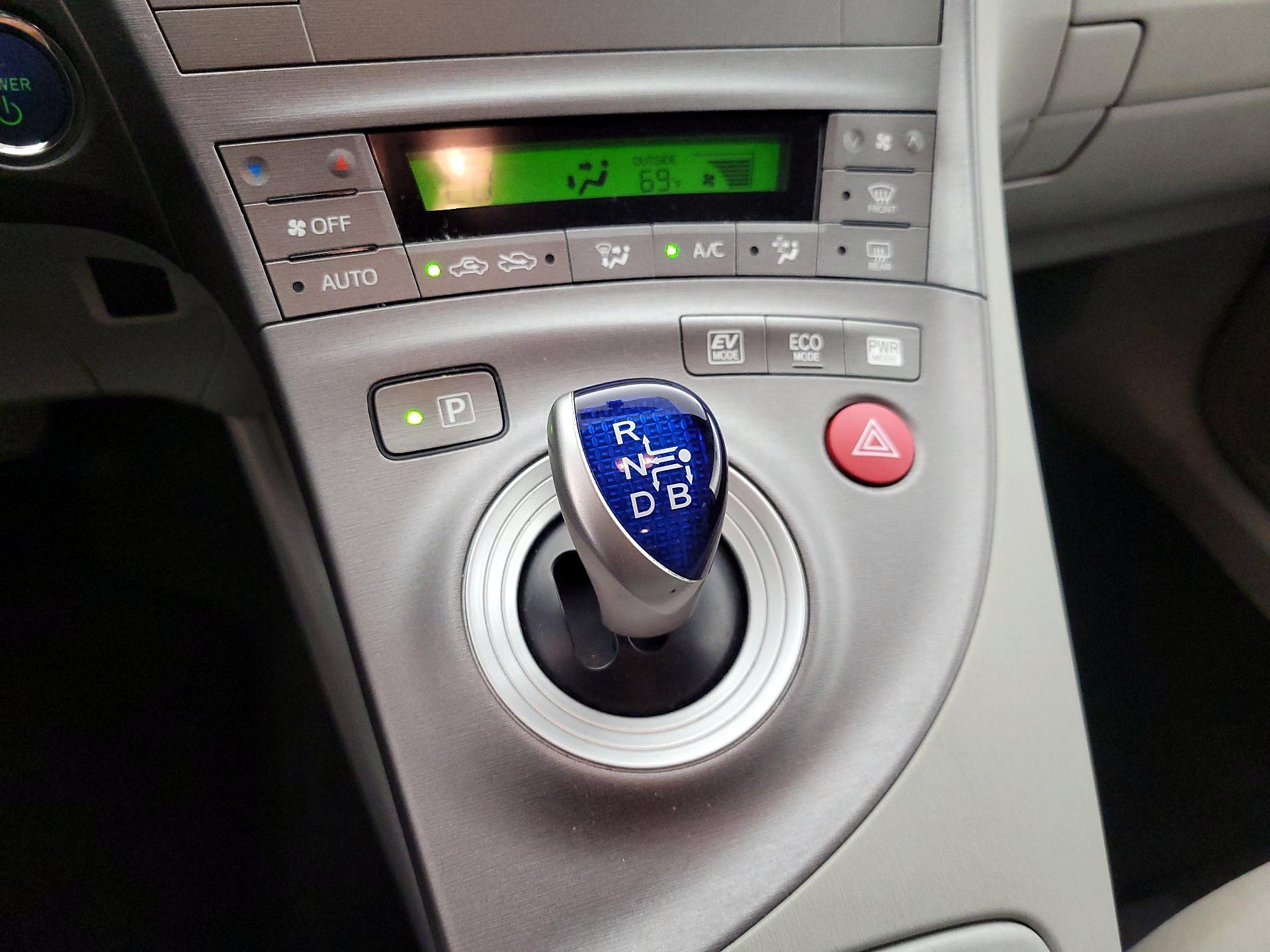 Thumbnail: 2015 Toyota Prius - 17